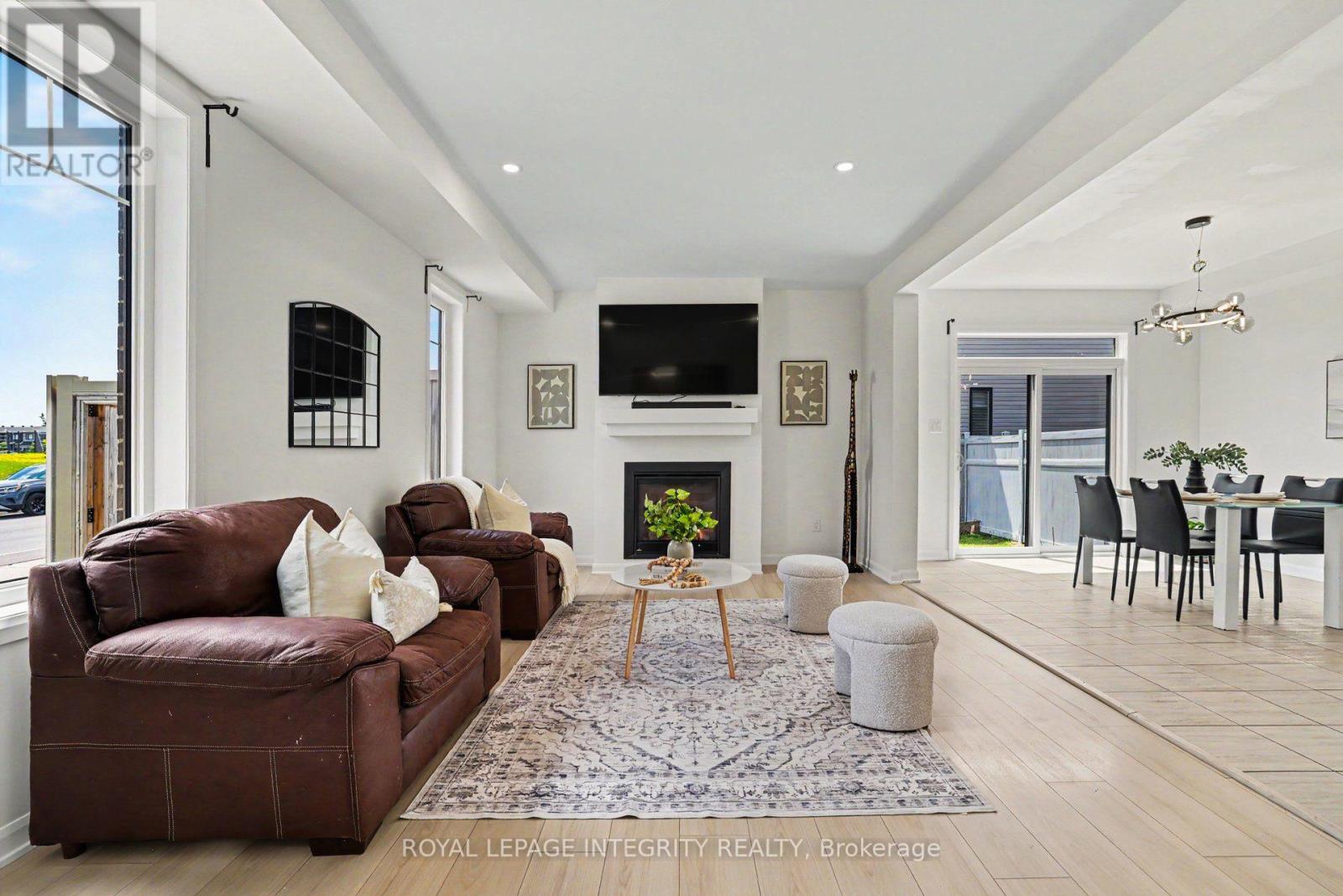 301 CLOYNE CRESCENT - 4