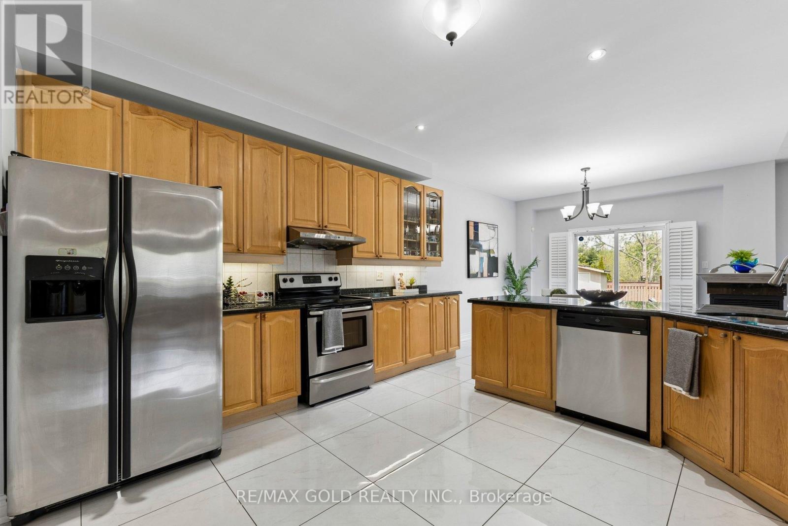 74 AVALANCHE CRESCENT - 12