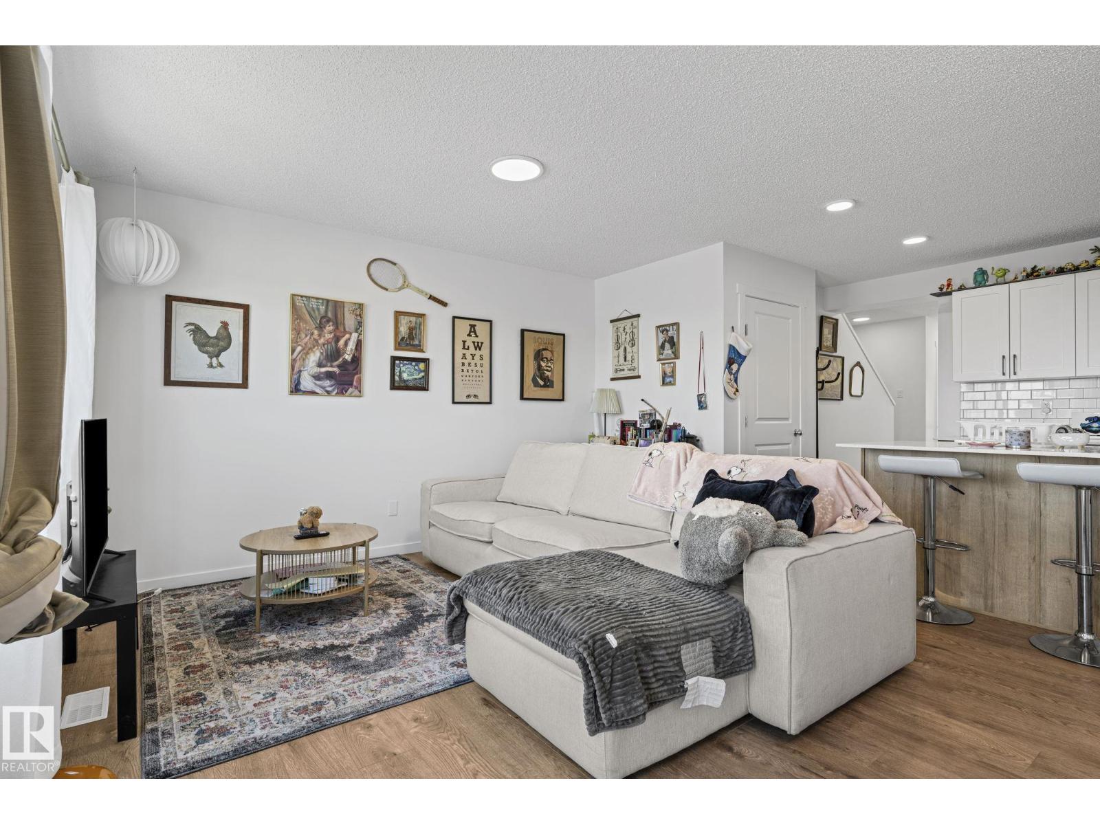 #16 19904 31 AV NW - 12
