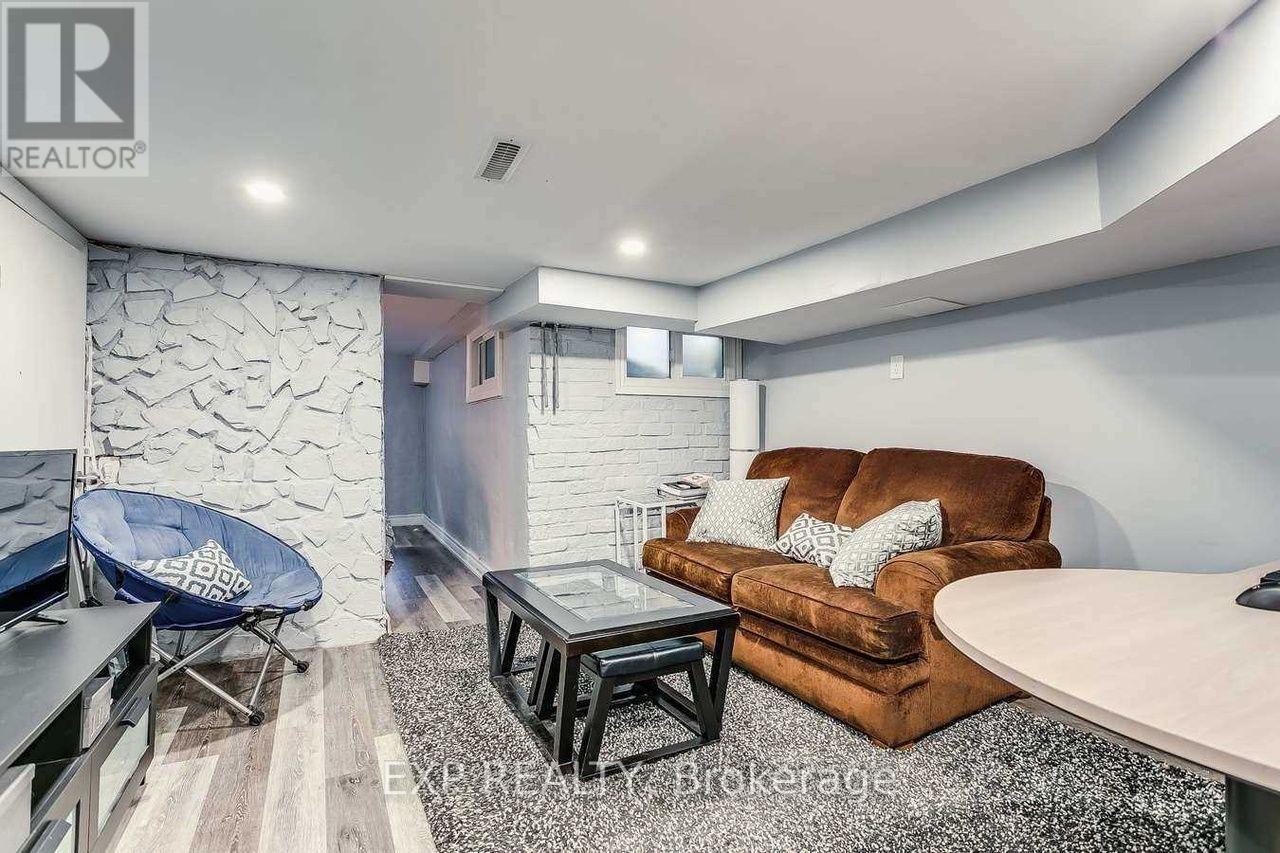 102 ROSSLYN AVENUE N - 10