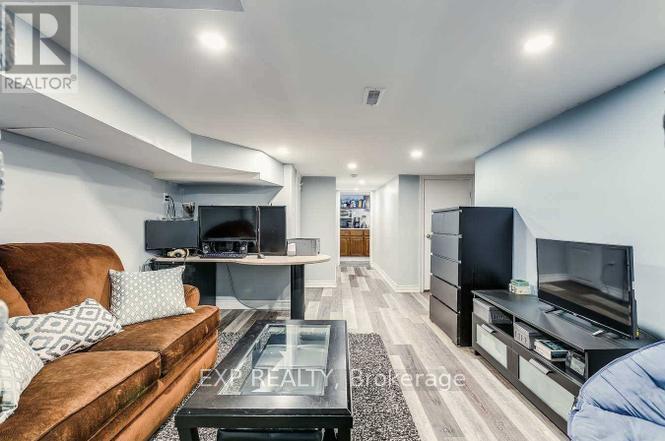 102 ROSSLYN AVENUE N - 9
