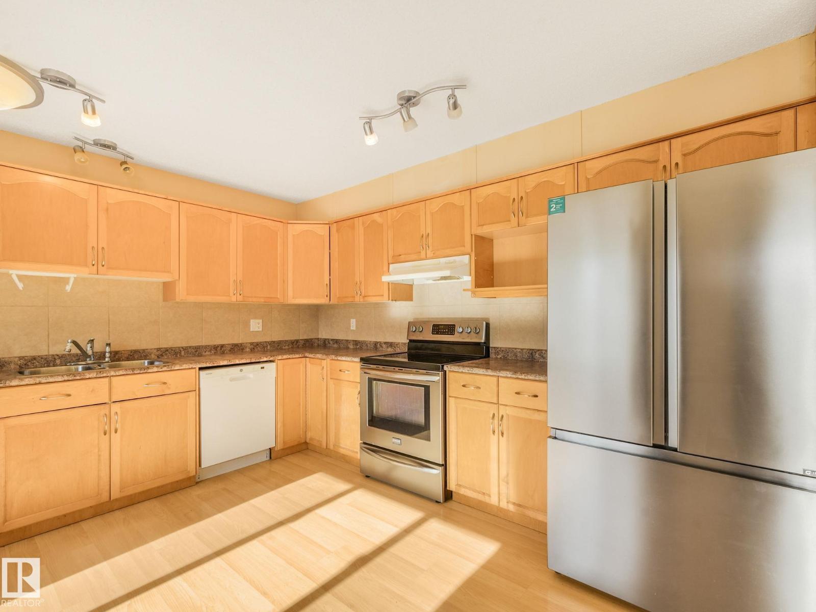 #4 11813 43 ST NW - 15