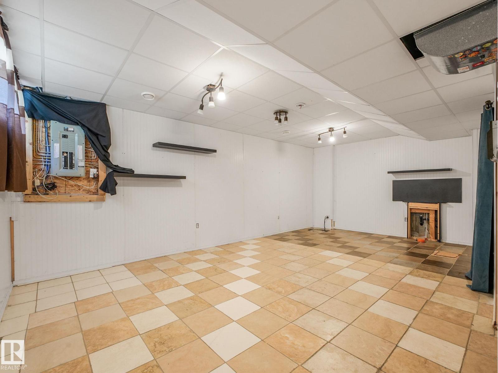 #4 11813 43 ST NW - 43