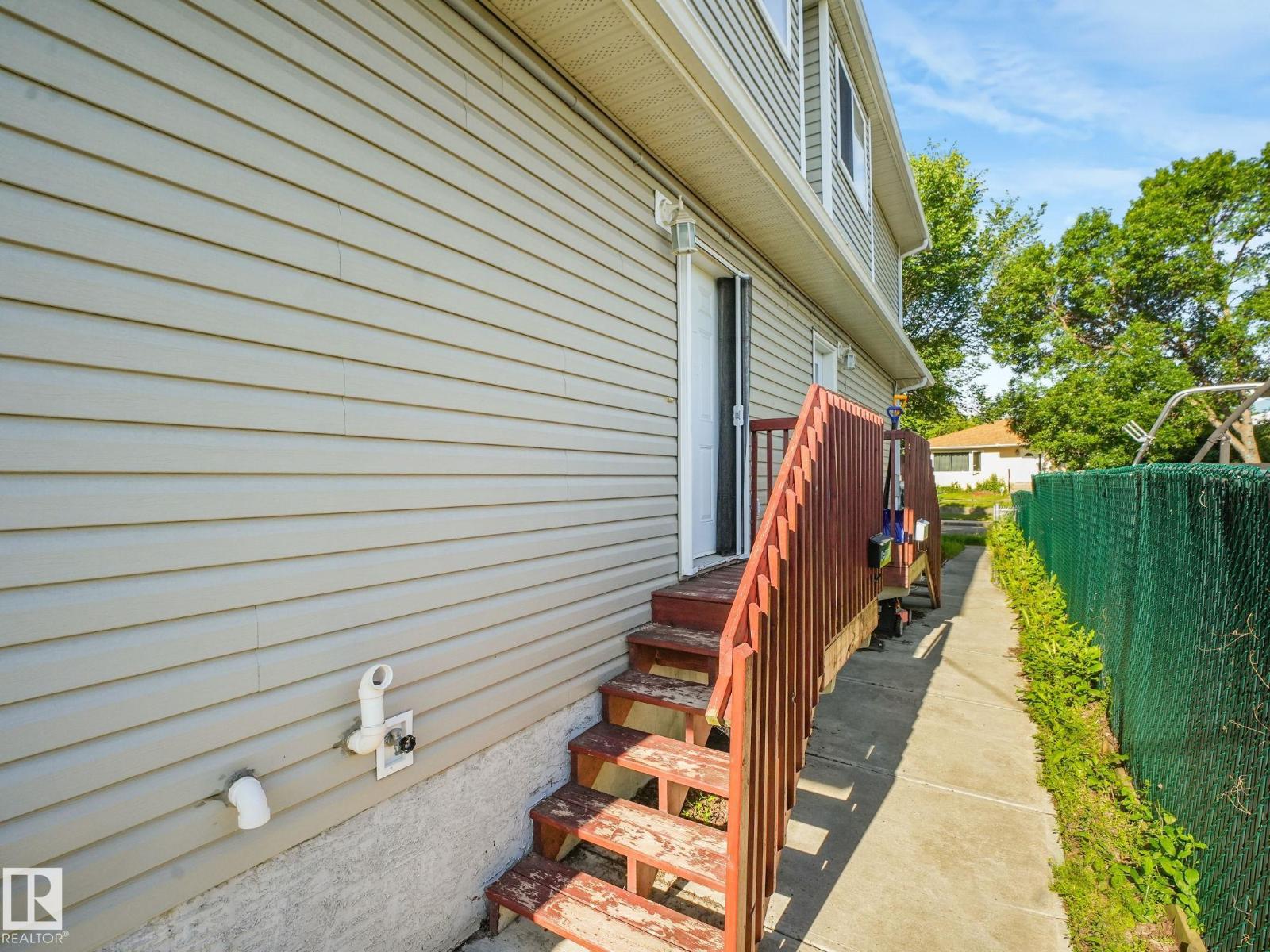 #4 11813 43 ST NW - 5
