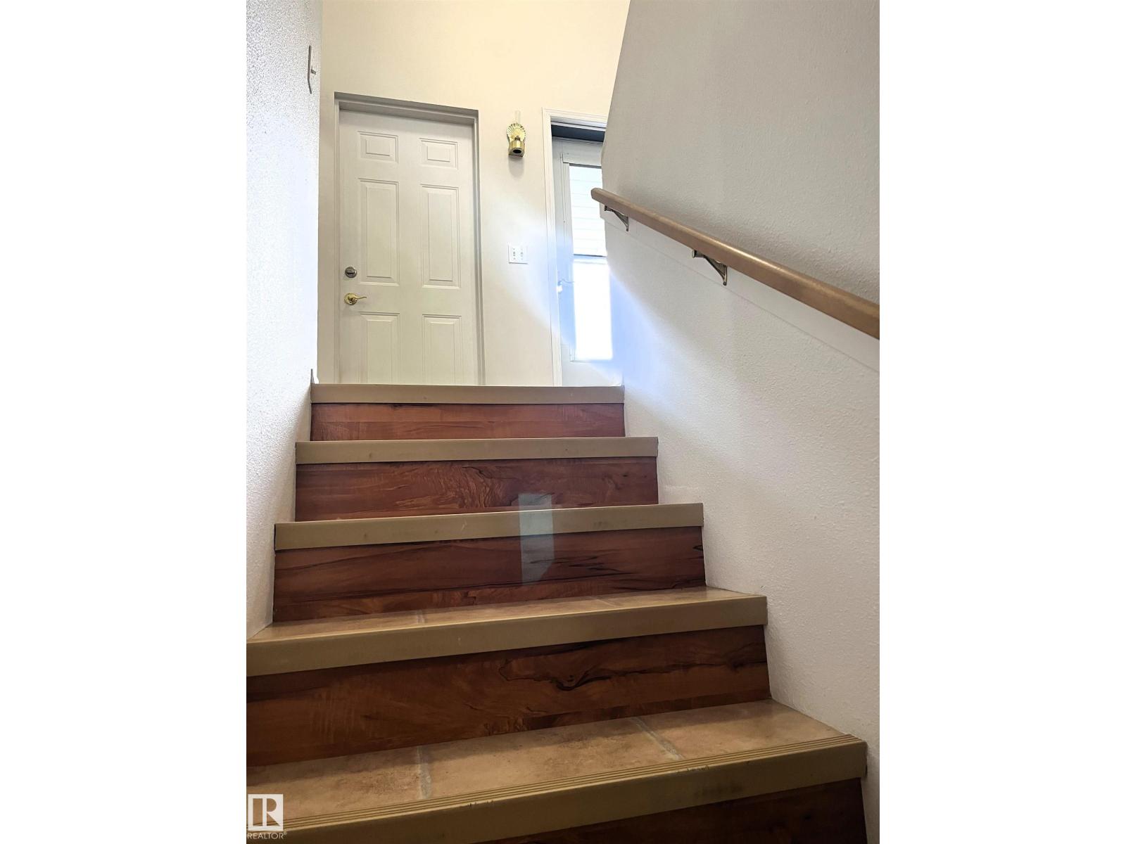 4914 51 Ave - 10
