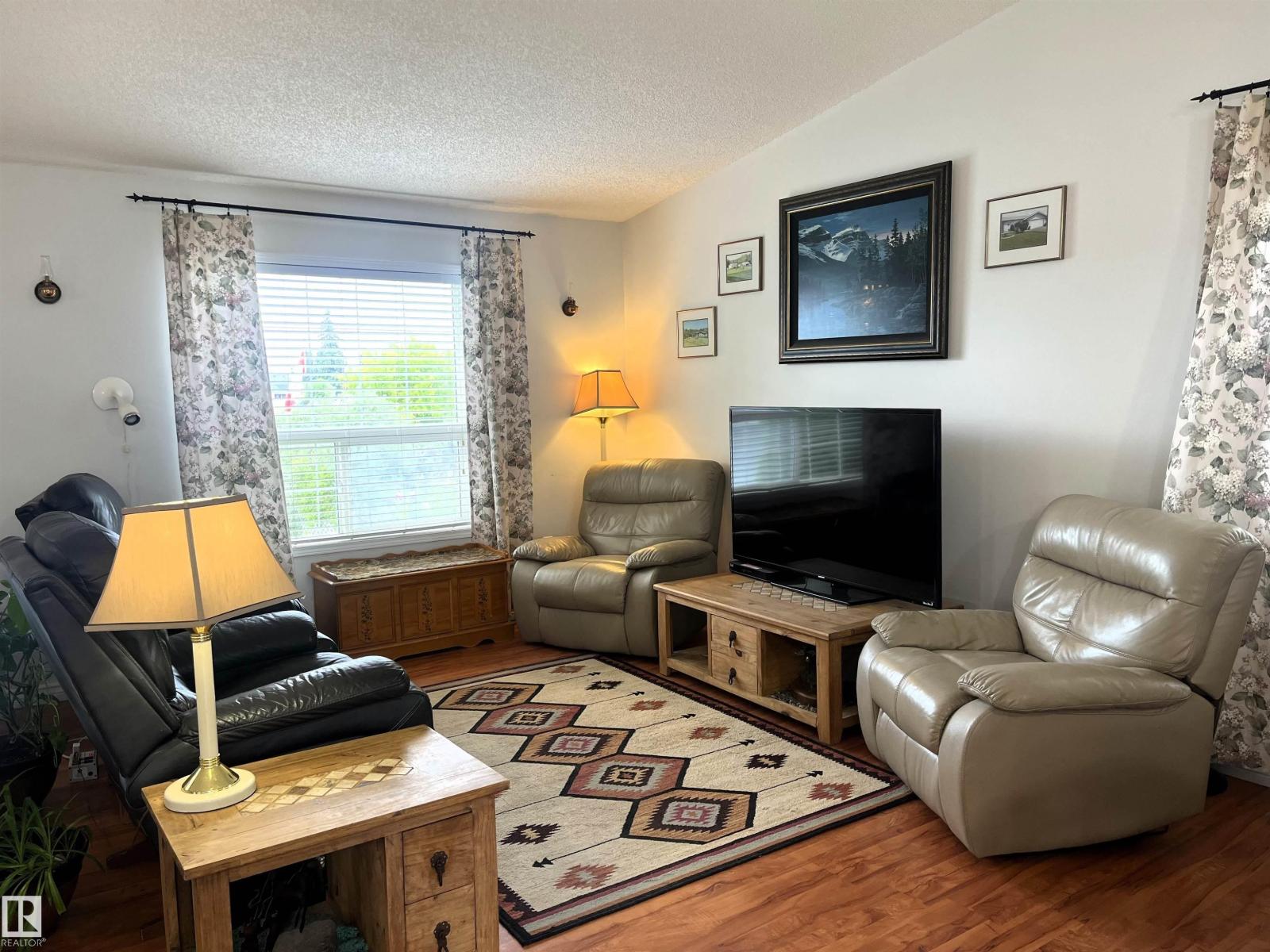 4914 51 Ave - 12