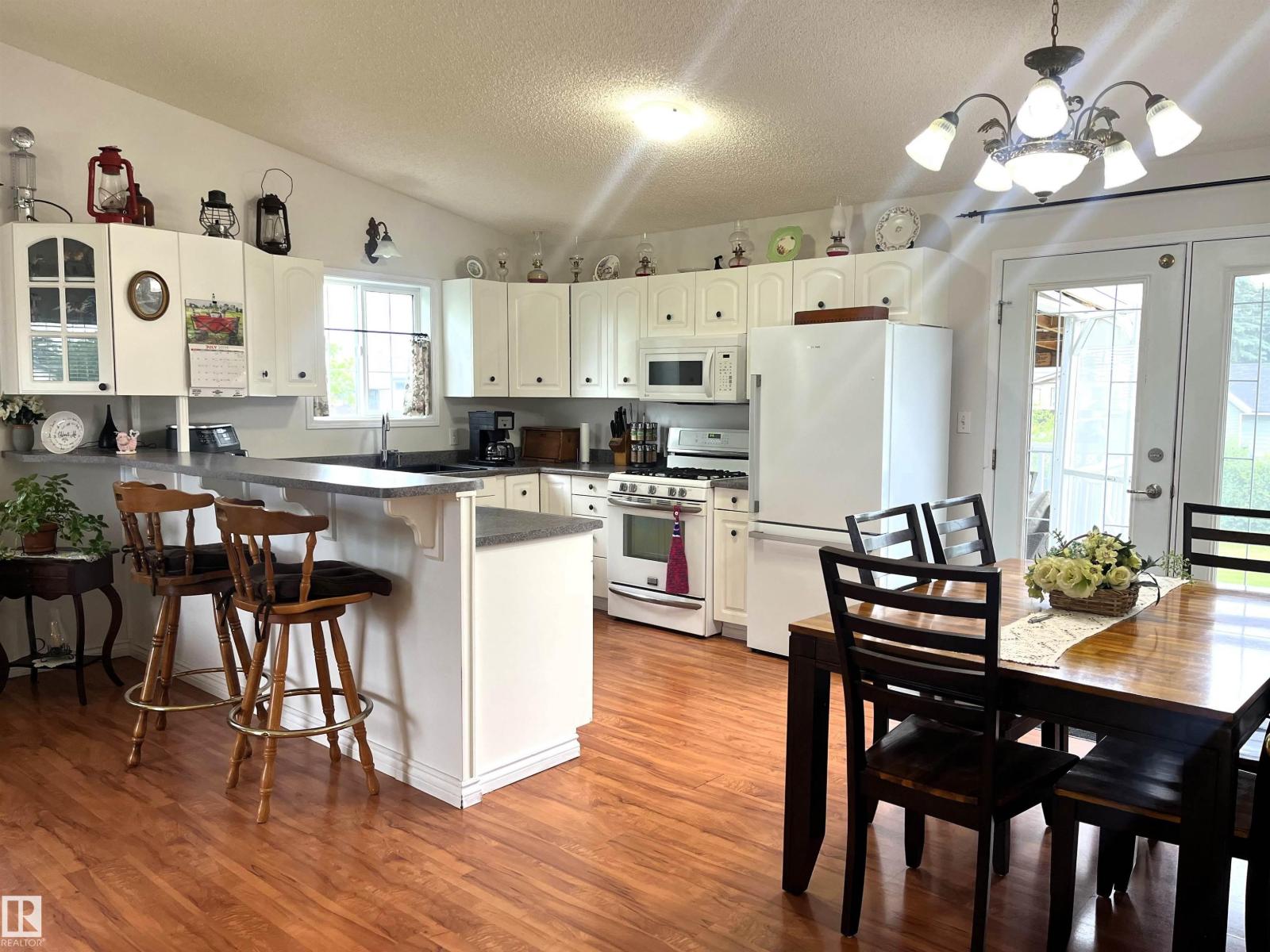 4914 51 Ave - 13