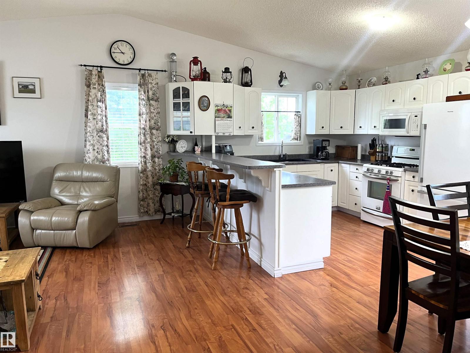 4914 51 Ave - 14