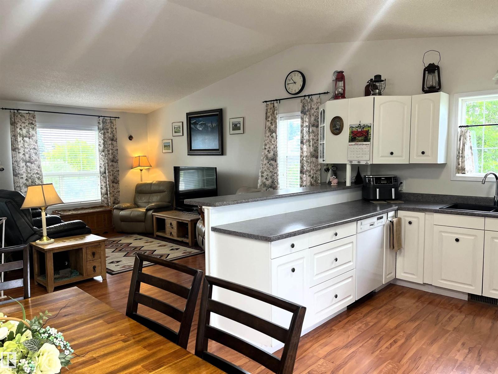 4914 51 Ave - 15