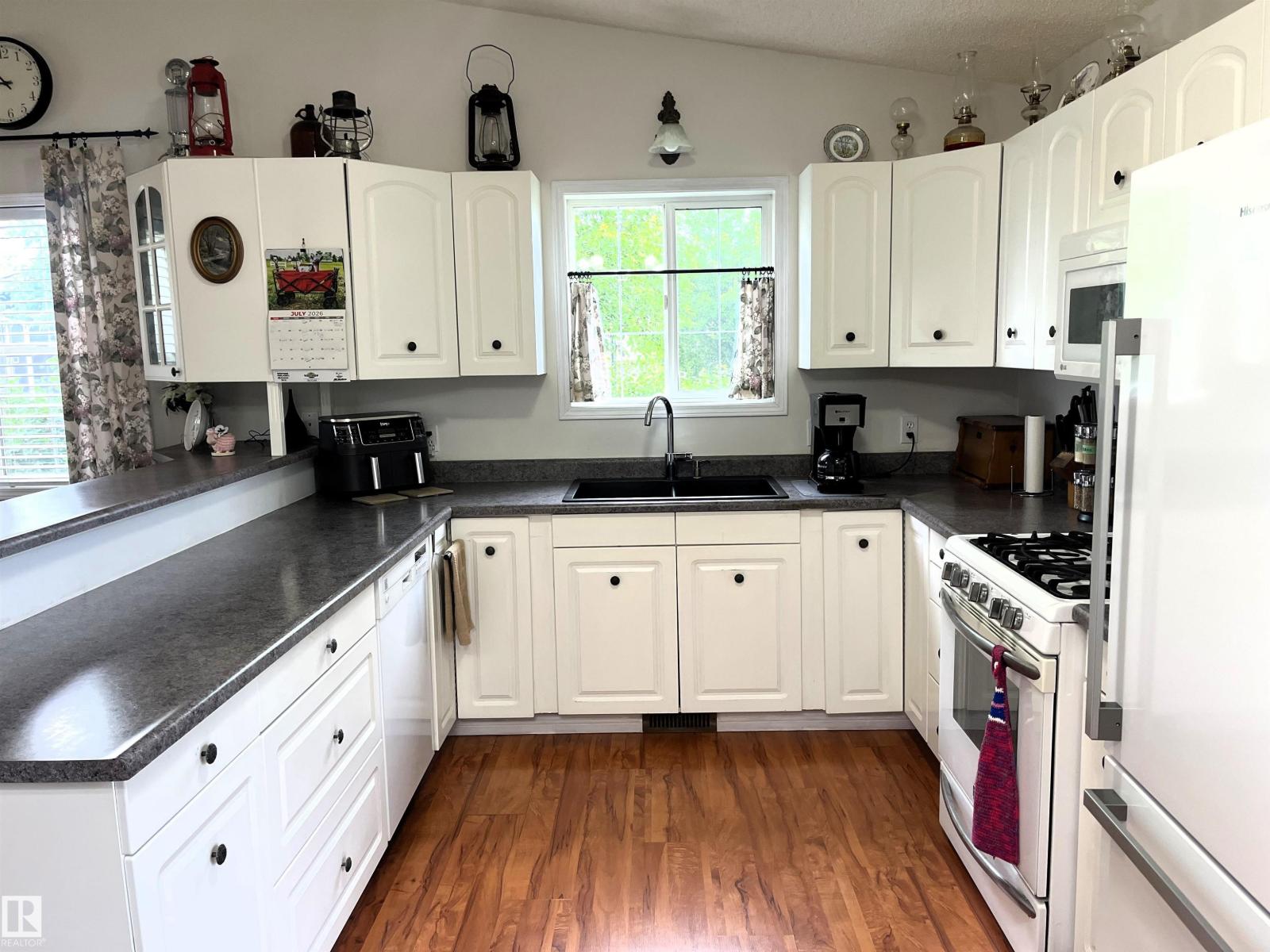 4914 51 Ave - 16