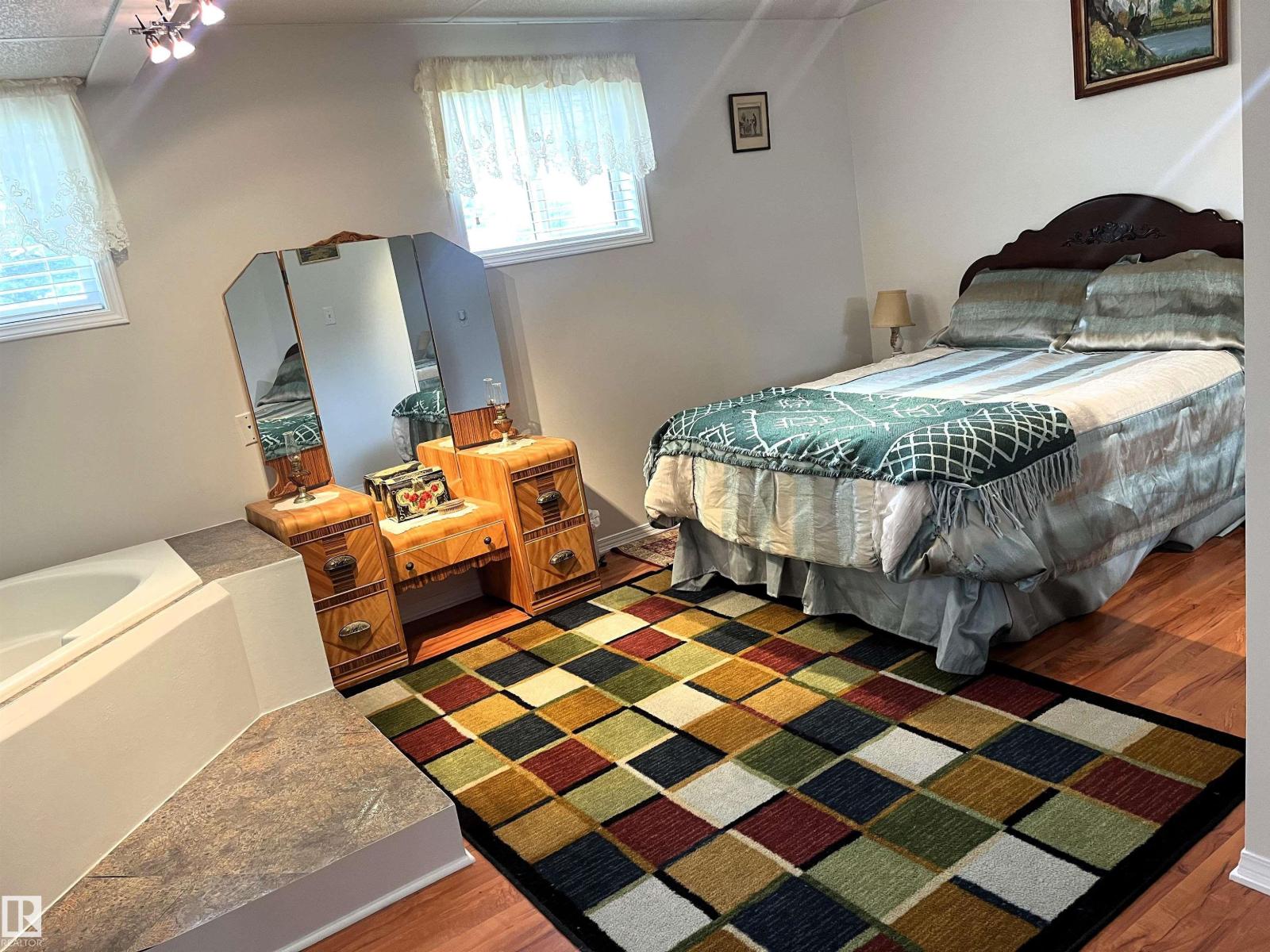 4914 51 Ave - 2