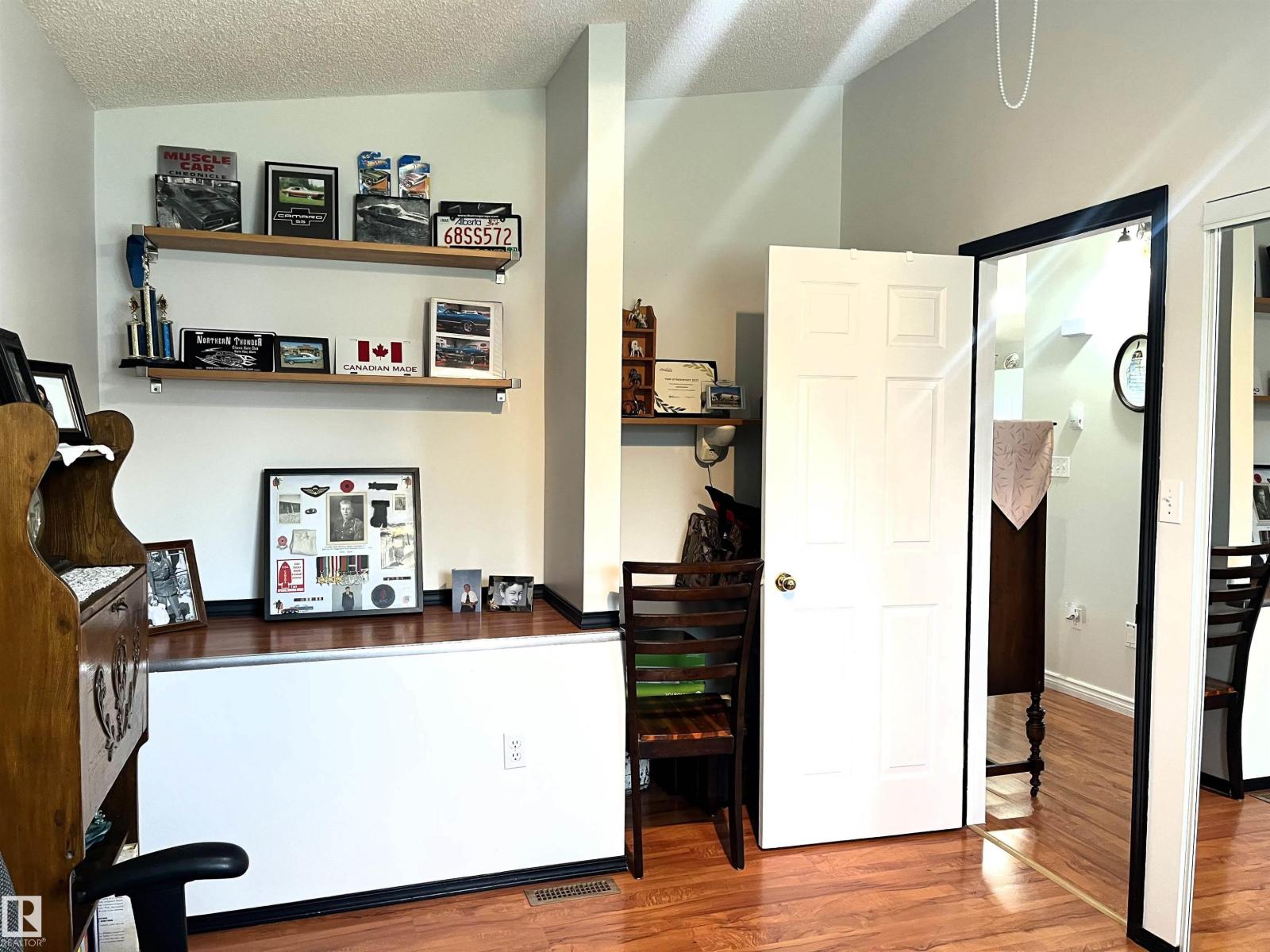 4914 51 Ave - 23