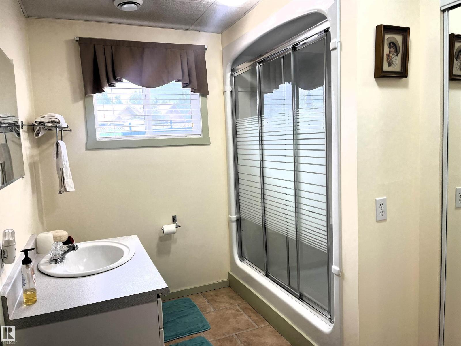 4914 51 Ave - 5