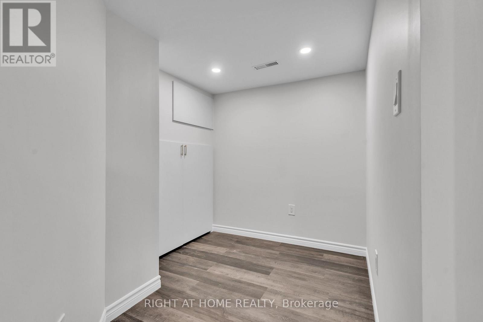 321 CARRIAGE WAY - 43