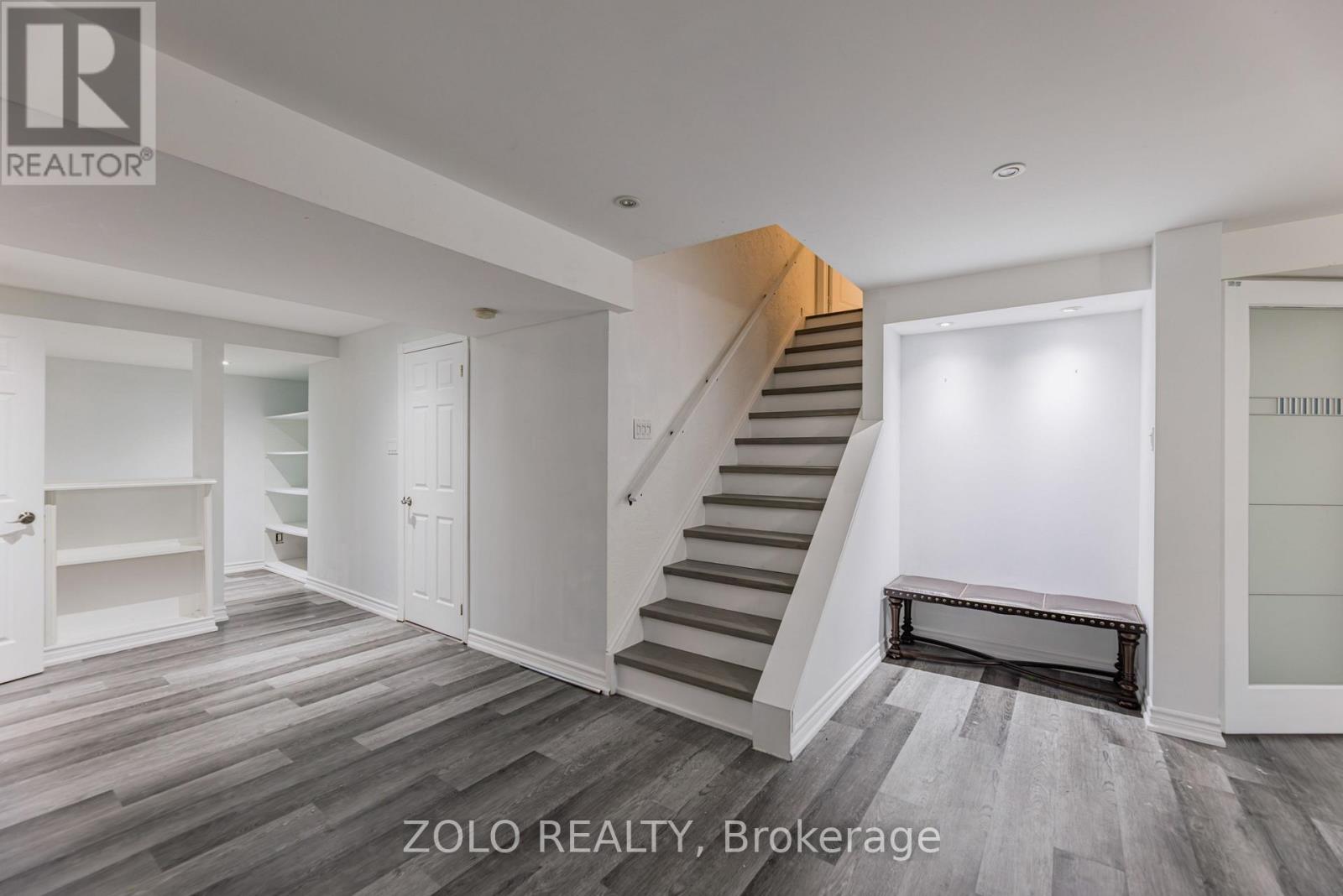 1580 EARL CRESCENT - 34