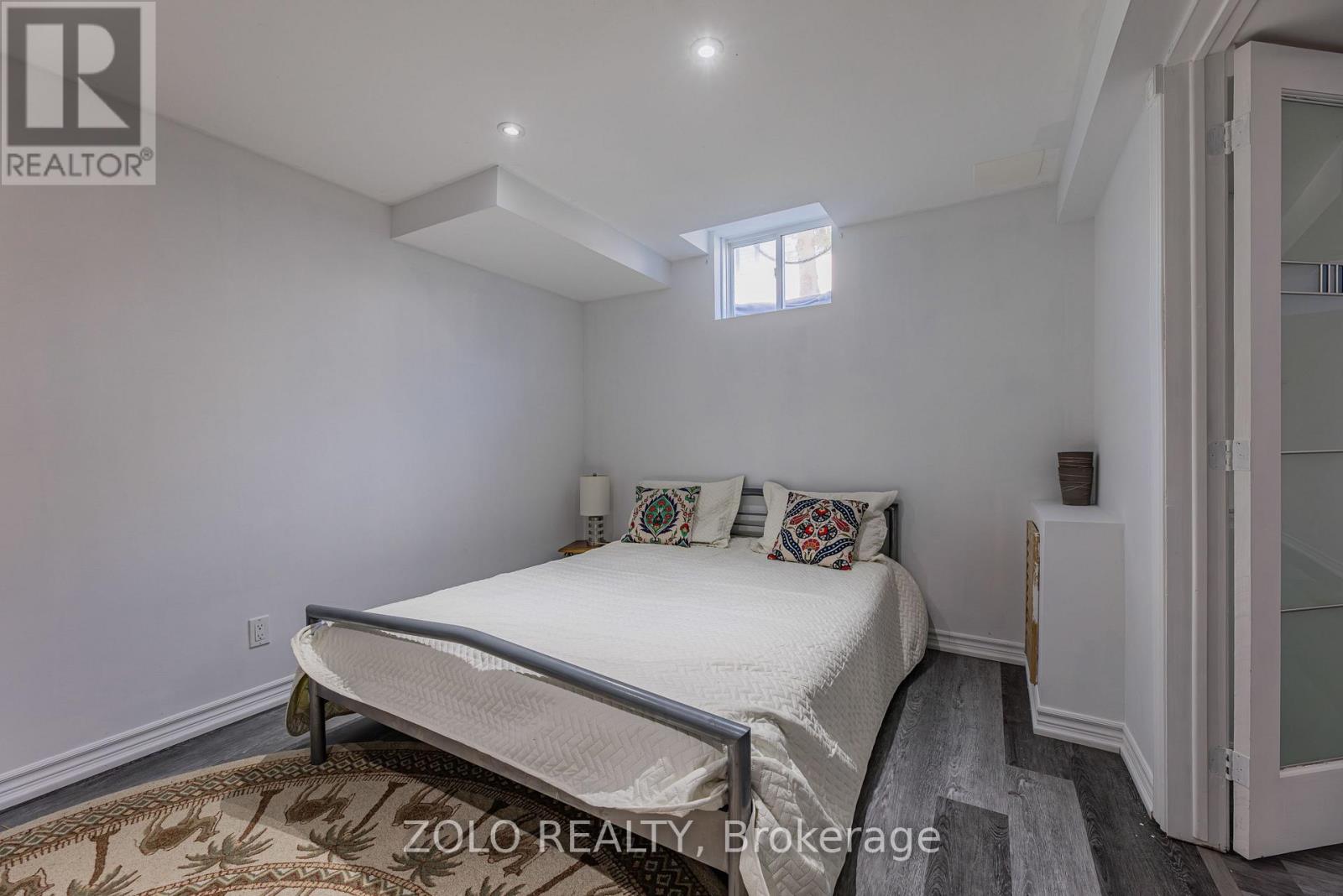 1580 EARL CRESCENT - 35
