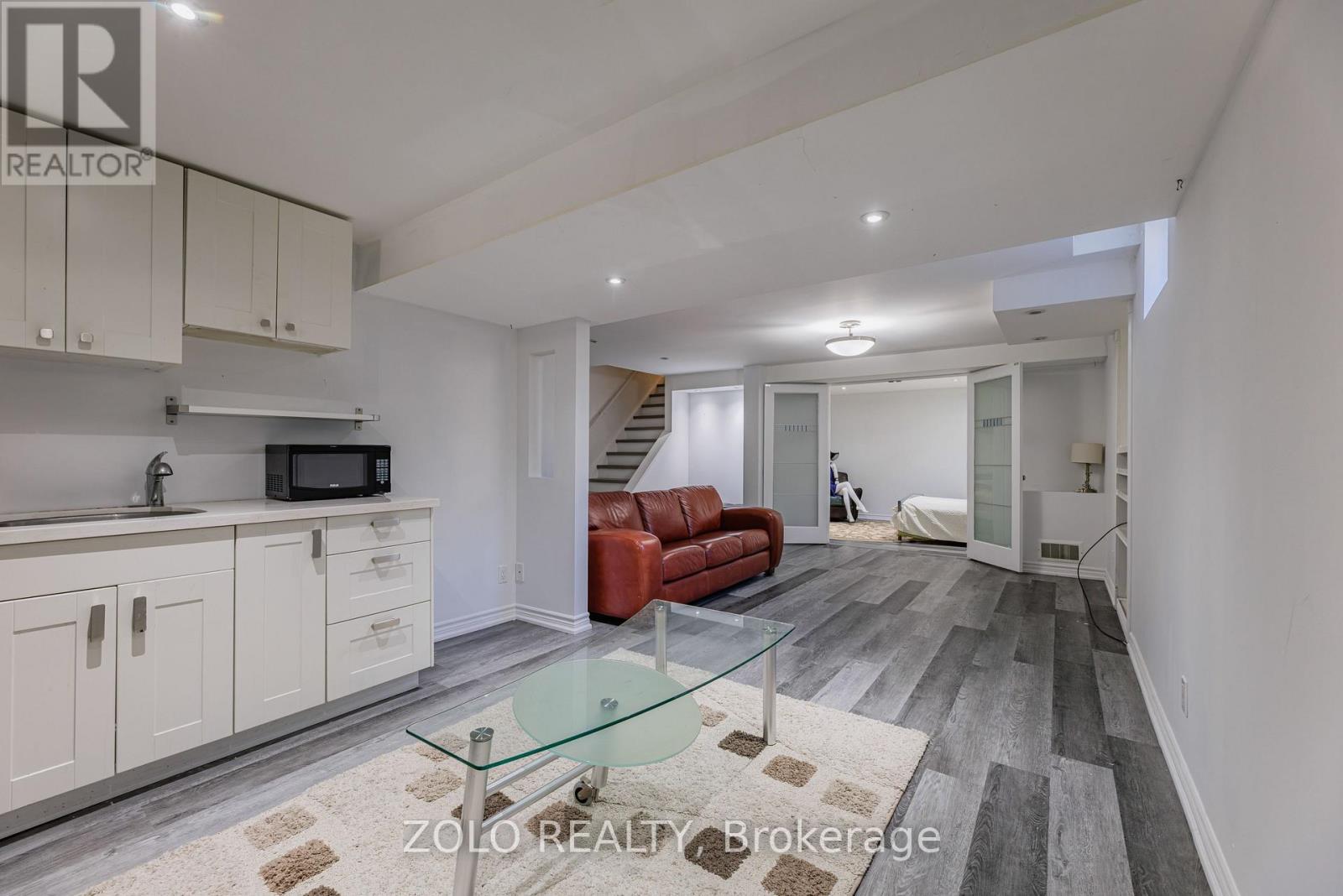 1580 EARL CRESCENT - 37