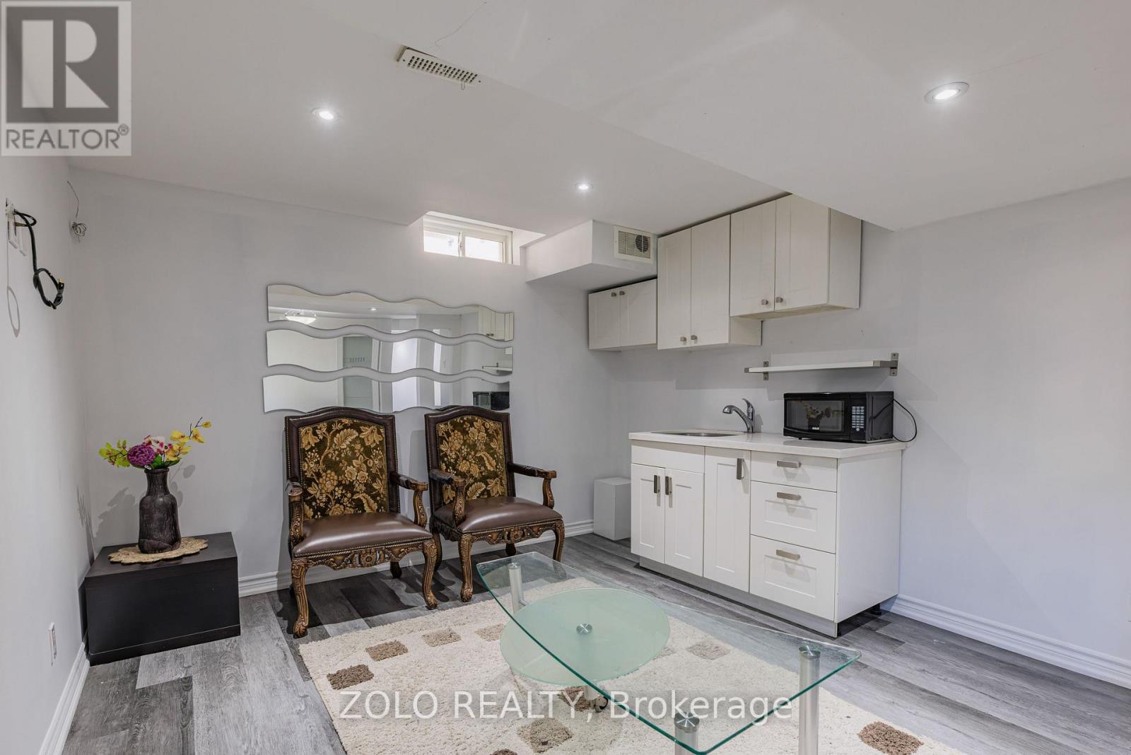 1580 EARL CRESCENT - 40