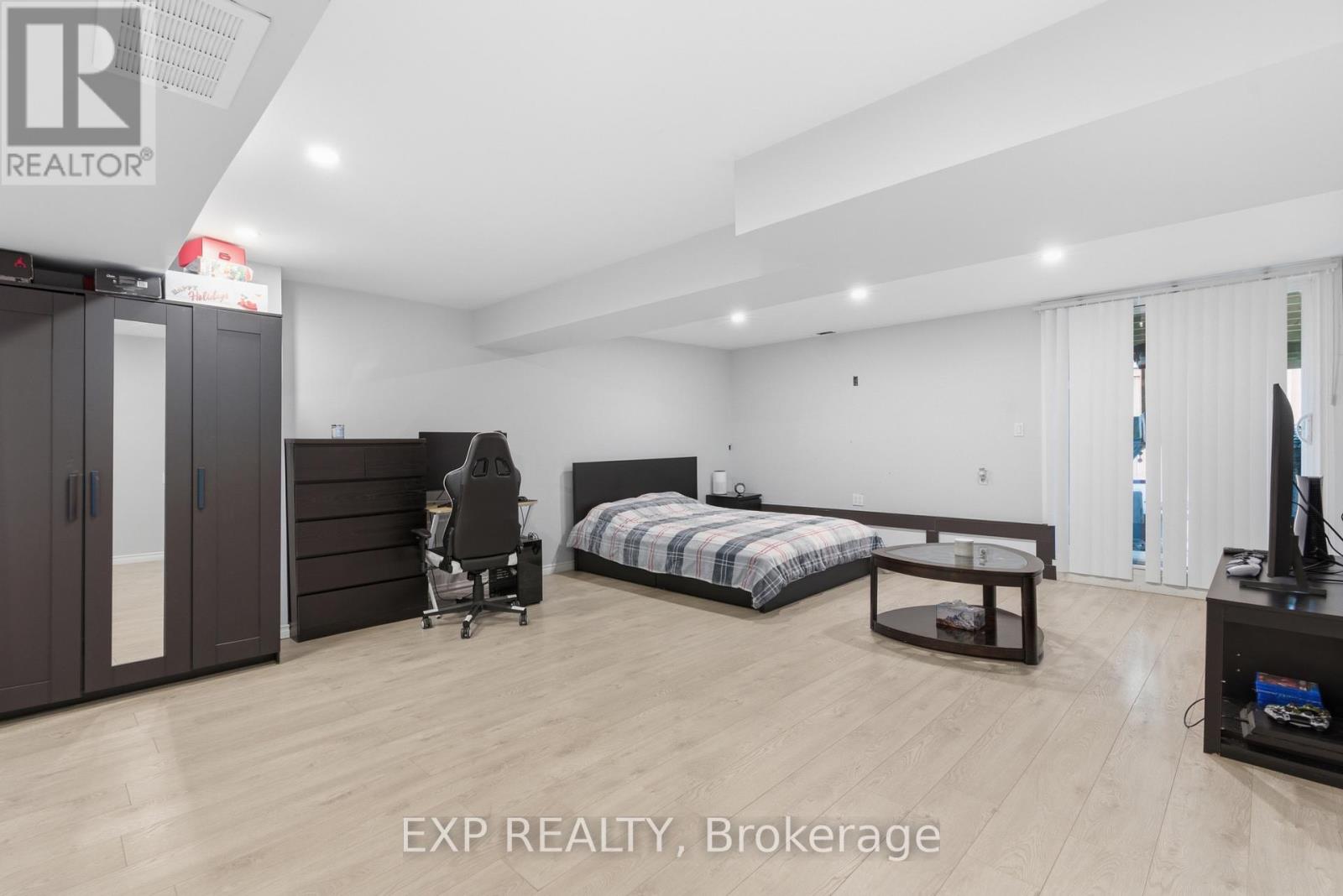 35 THAMES WAY - 31