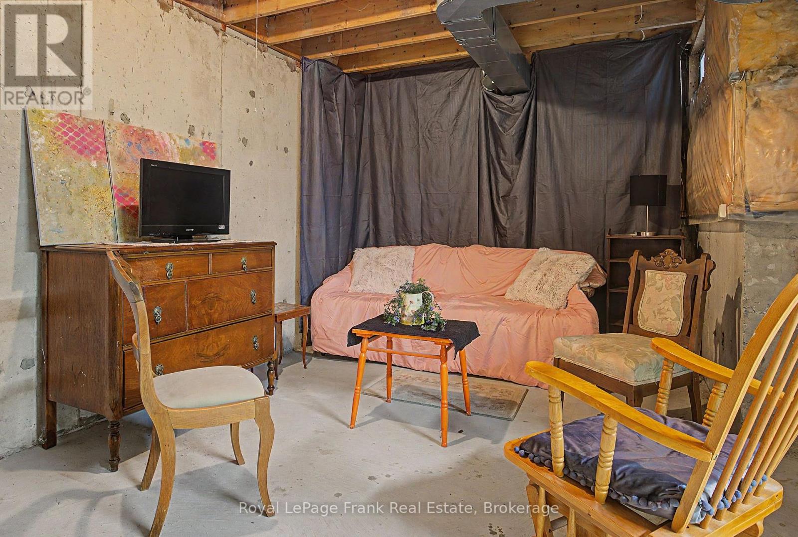 #20 1610 CRAWFORTH STREET - 29