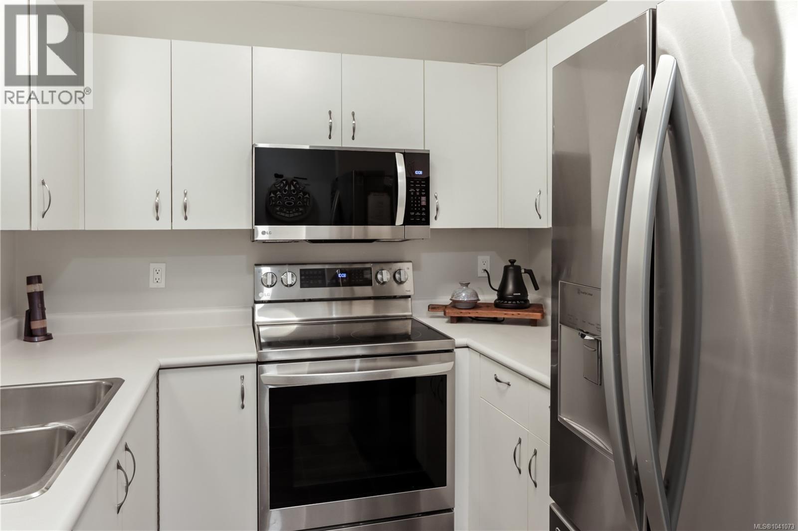 6066 Lionel Cres - 12