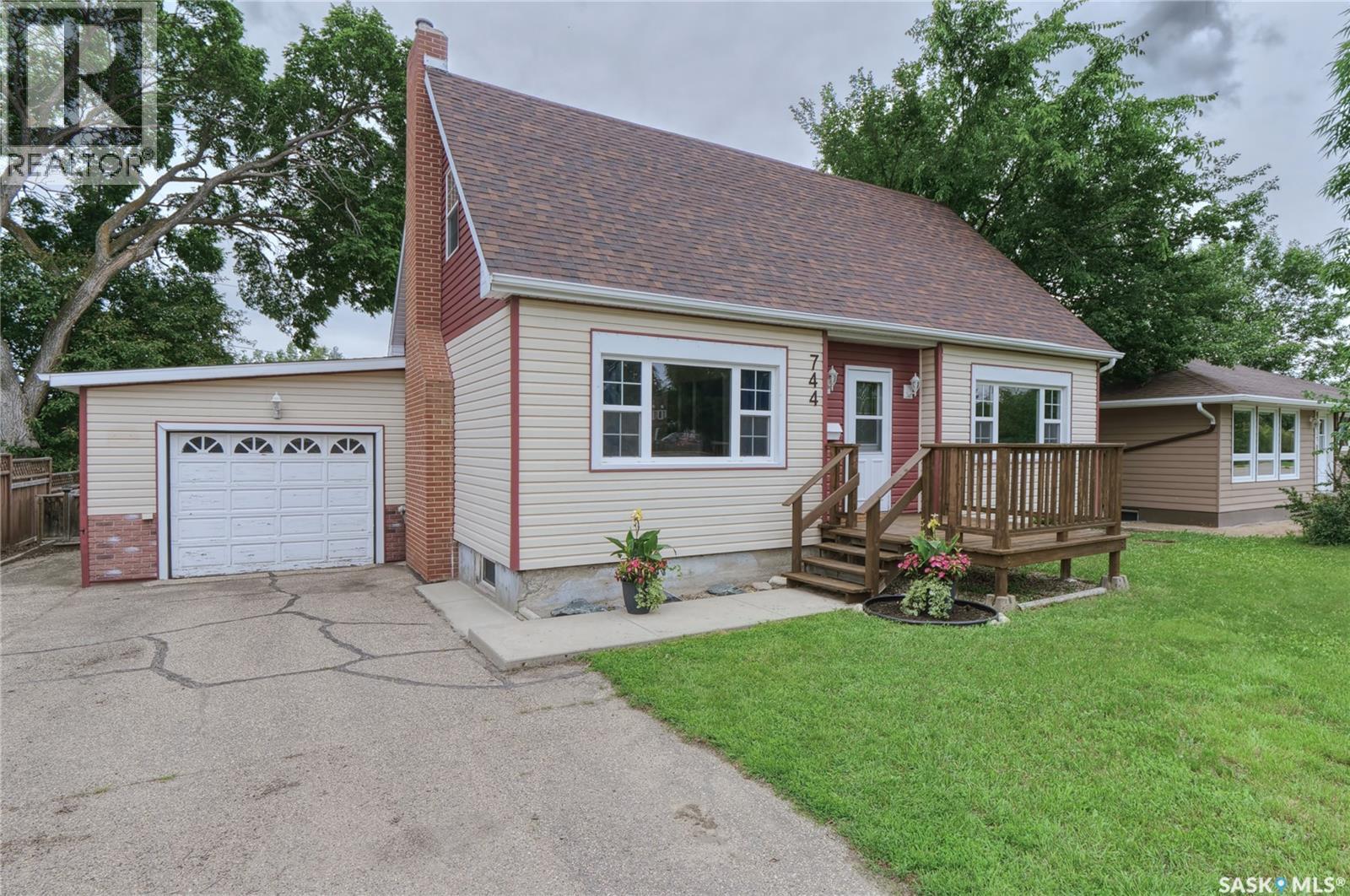744 Saskatchewan STREET W — photo 45