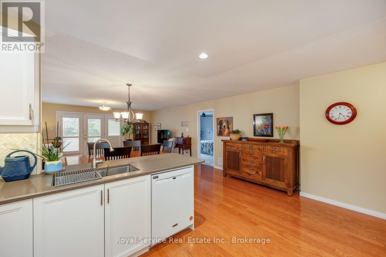 #6 877 WENTWORTH STREET - 11