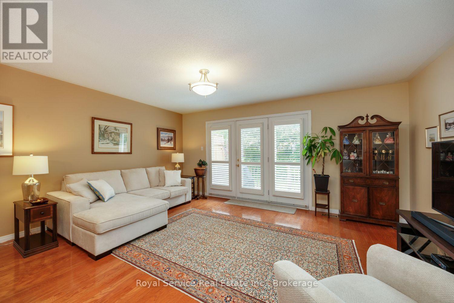 #6 877 WENTWORTH STREET - 16