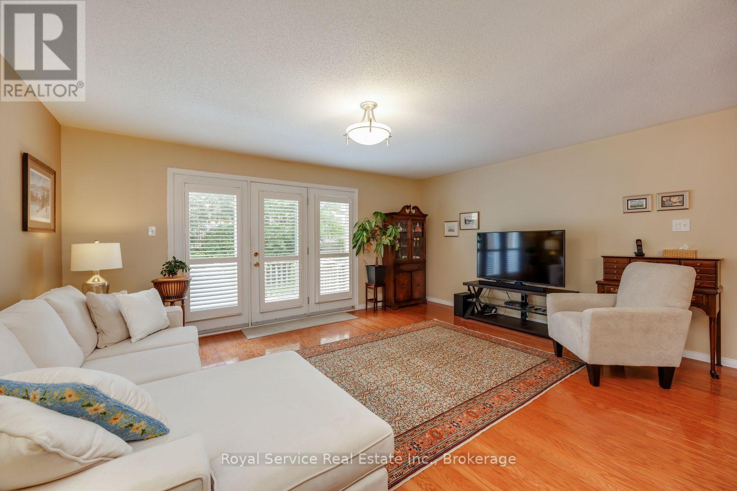 #6 877 WENTWORTH STREET - 17