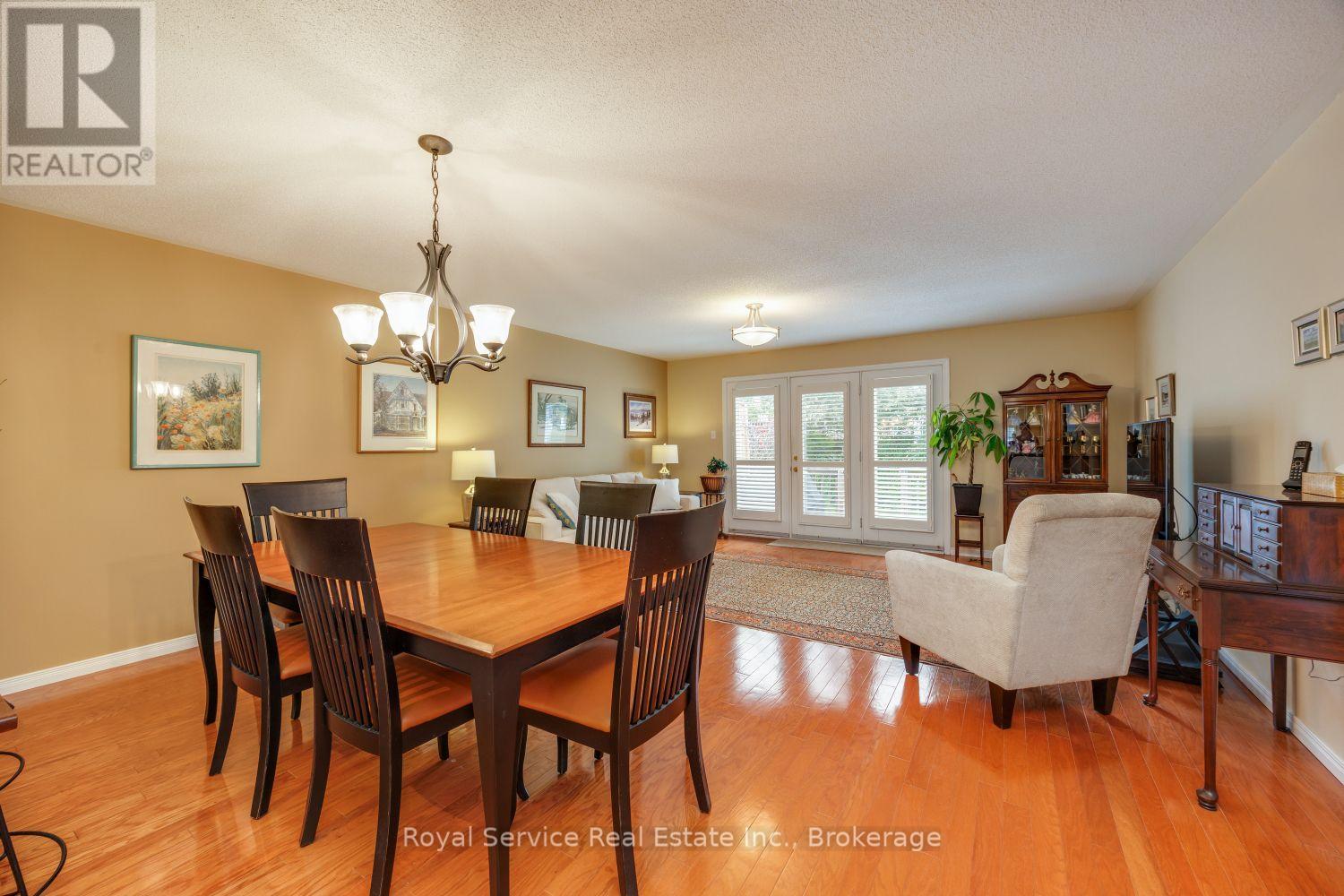 #6 877 WENTWORTH STREET - 18