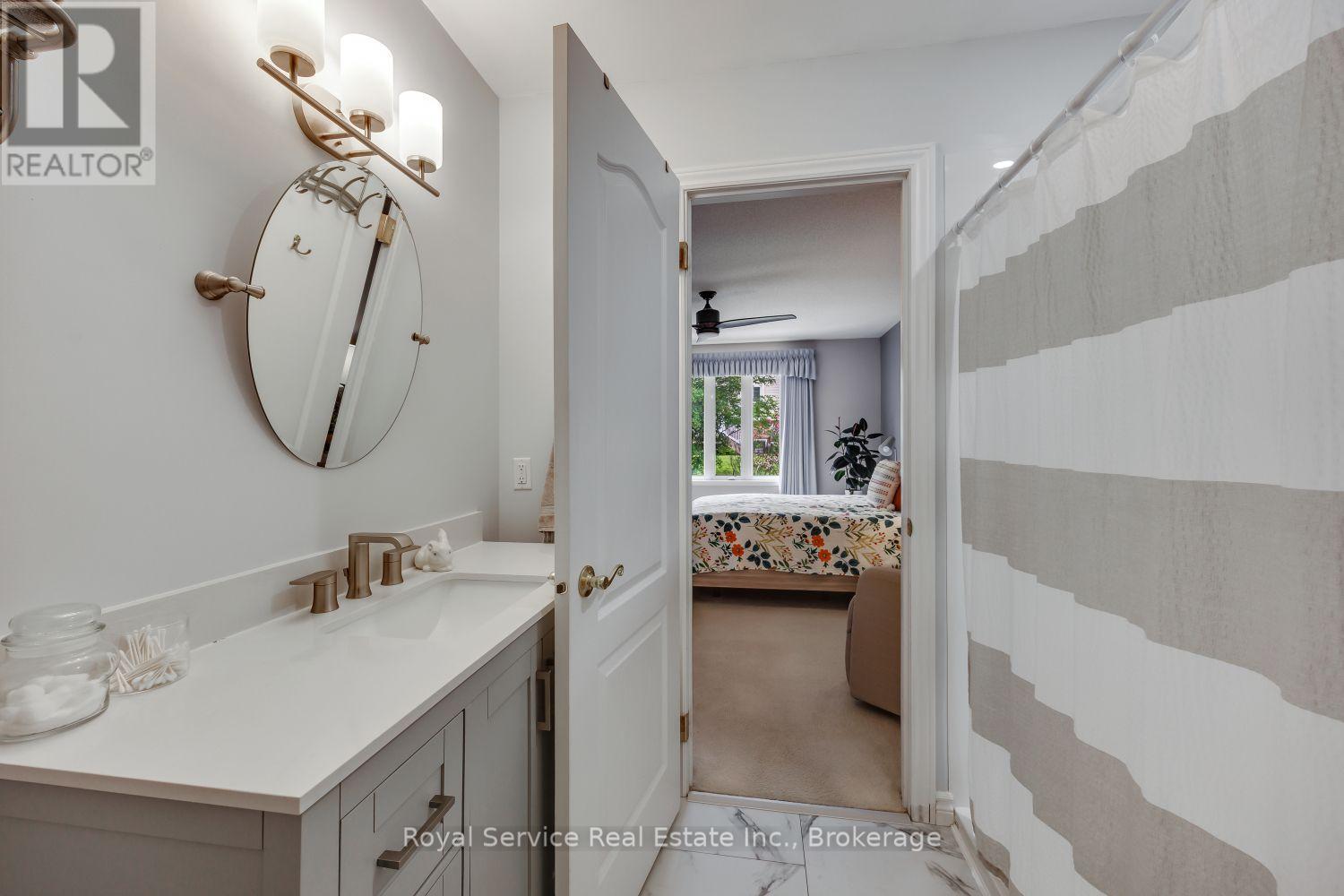 #6 877 WENTWORTH STREET - 21