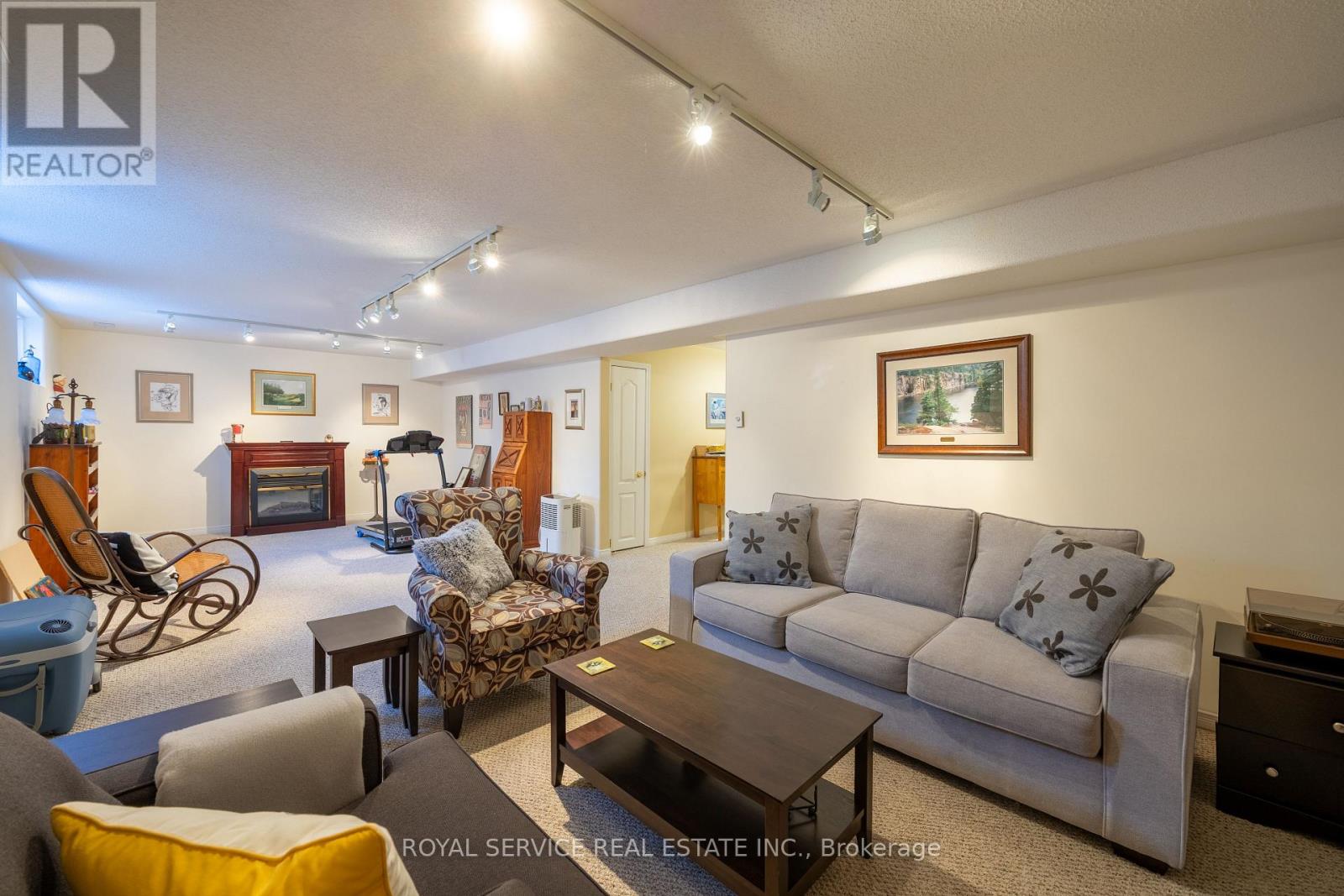 #6 877 WENTWORTH STREET - 30