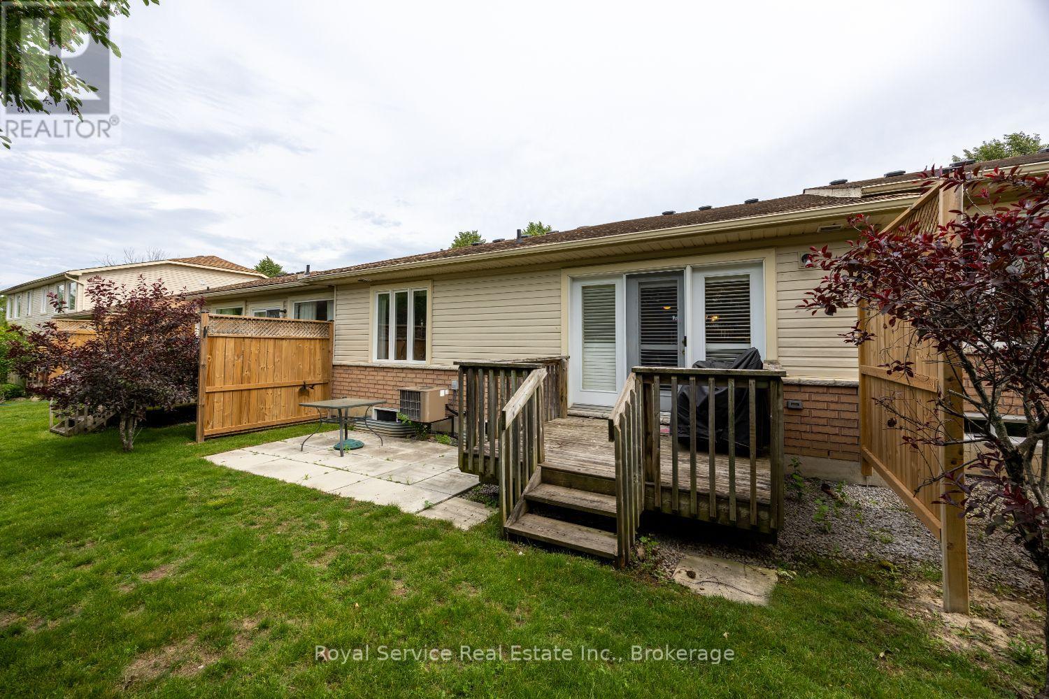 #6 877 WENTWORTH STREET - 33