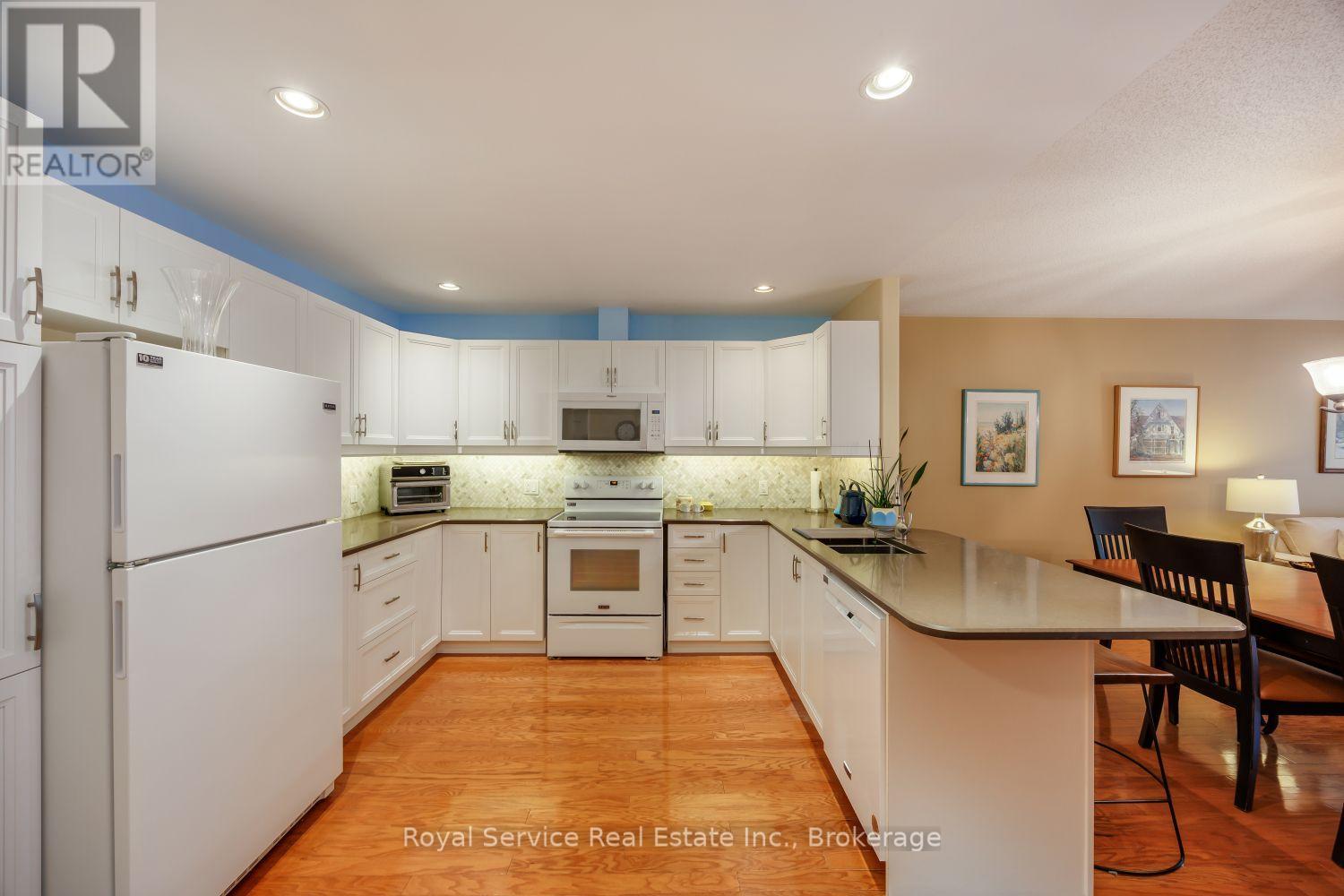 #6 877 WENTWORTH STREET - 9
