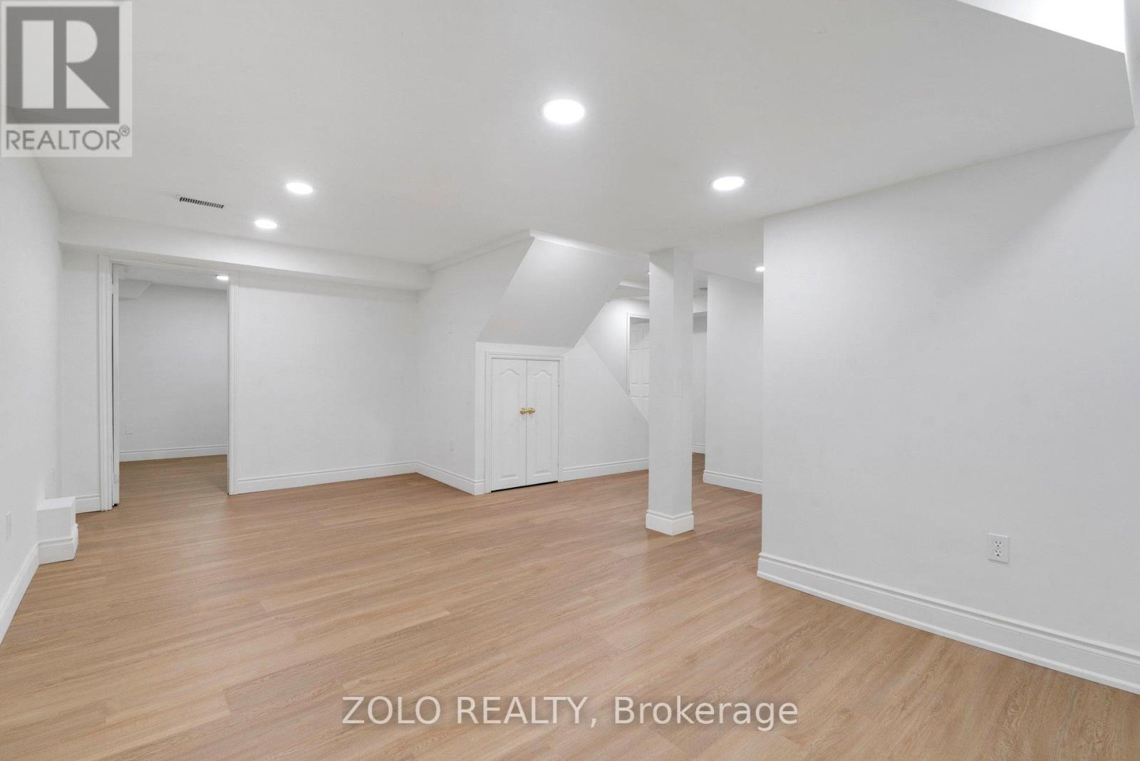 272 ELMAN CRESCENT - 32