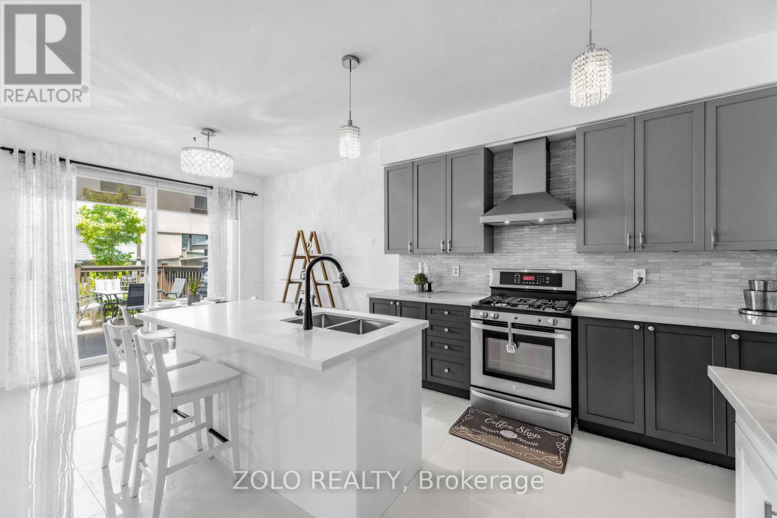 1580 EARL CRESCENT - 14