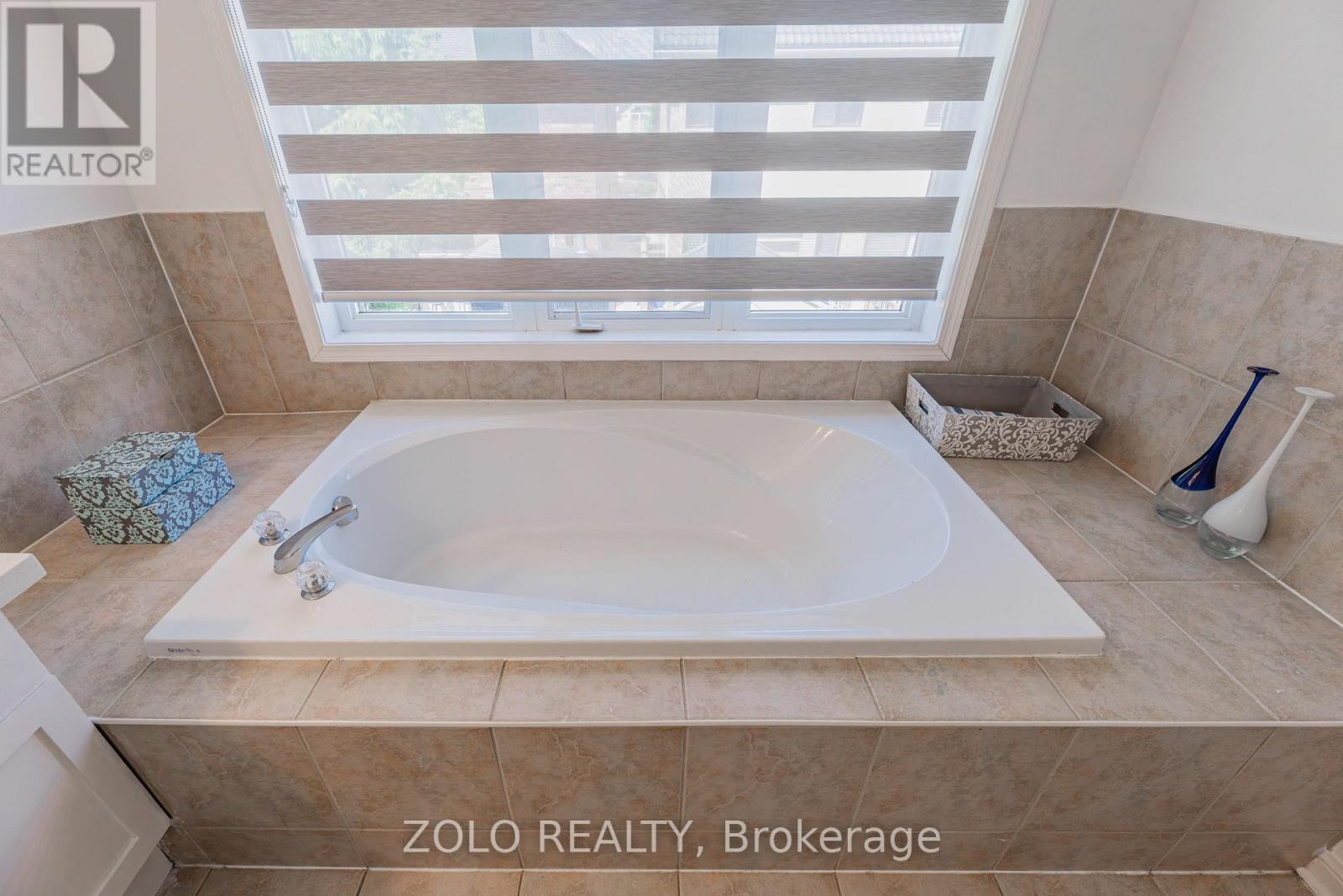 1580 EARL CRESCENT - 29