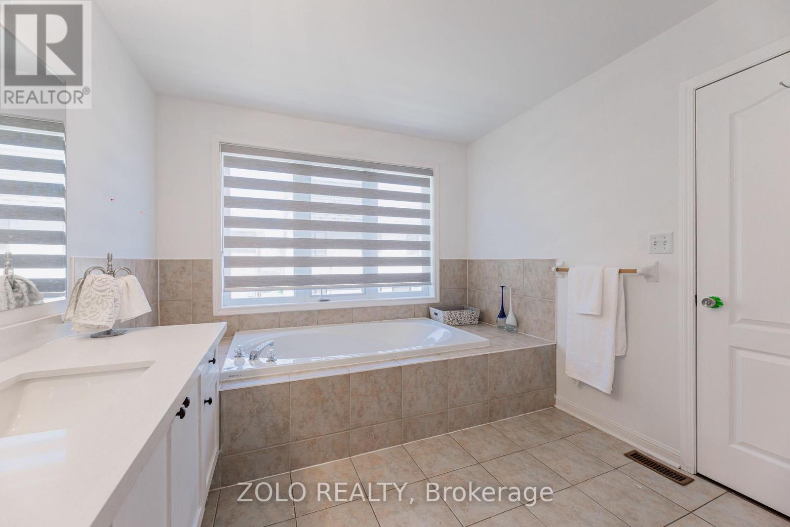 1580 EARL CRESCENT - 31