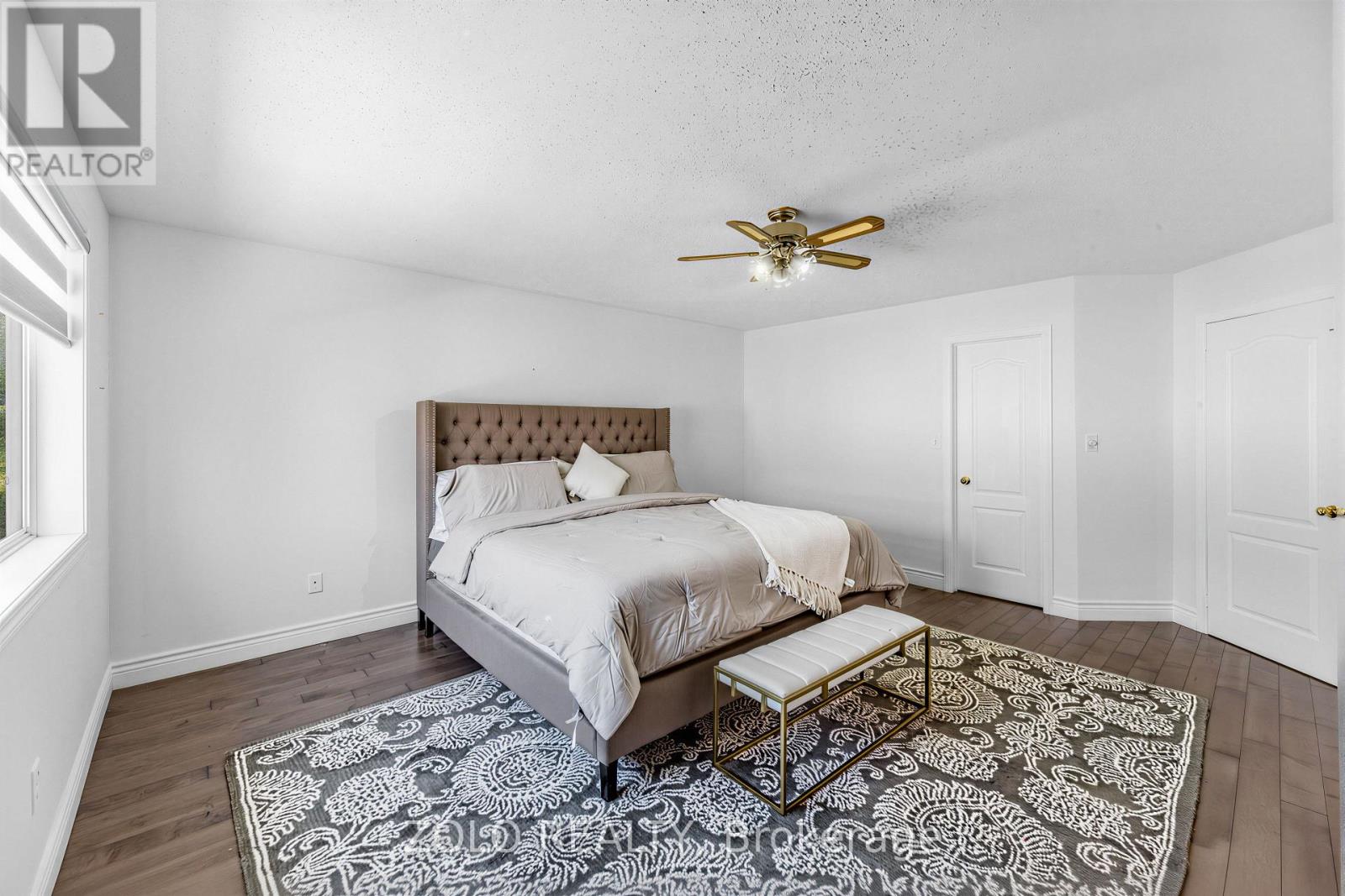 1580 EARL CRESCENT - 32