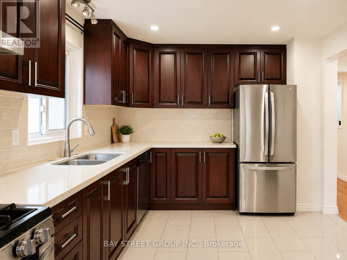 82 RADWELL CRESCENT - 11