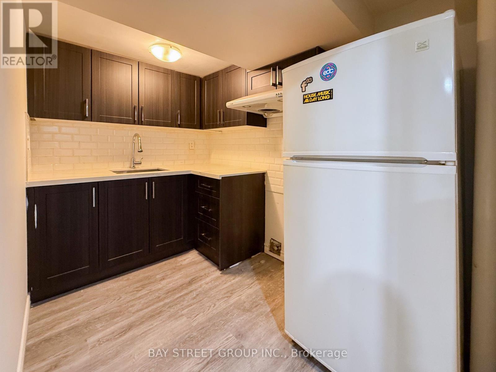 82 RADWELL CRESCENT - 28