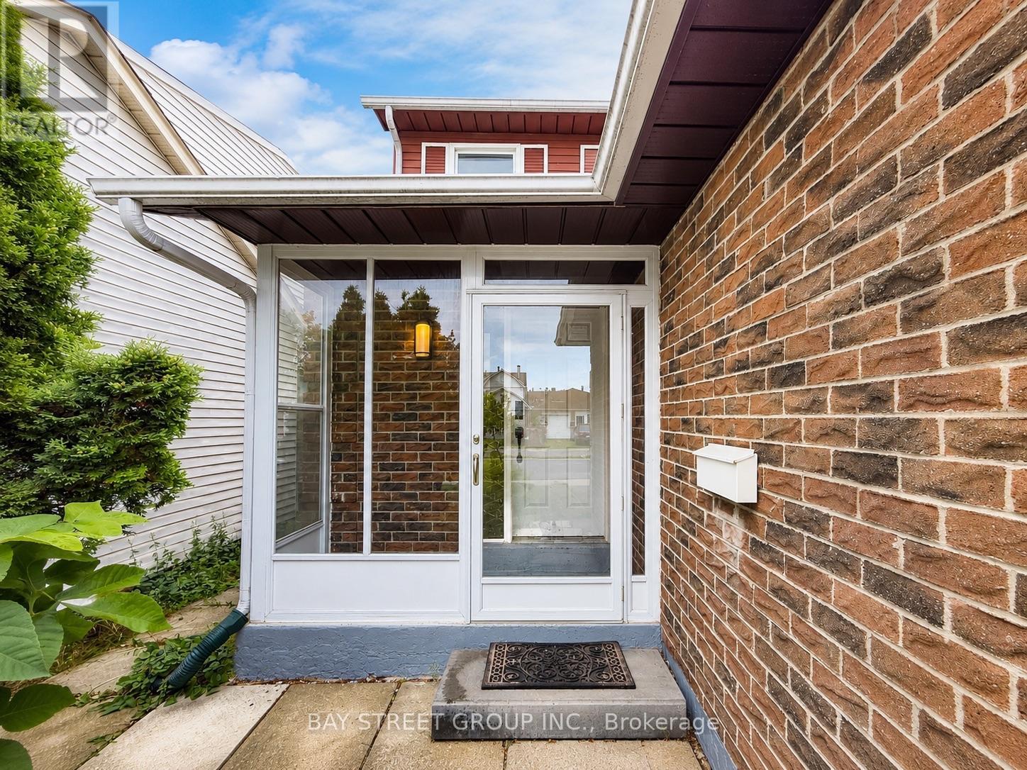 82 RADWELL CRESCENT - 3