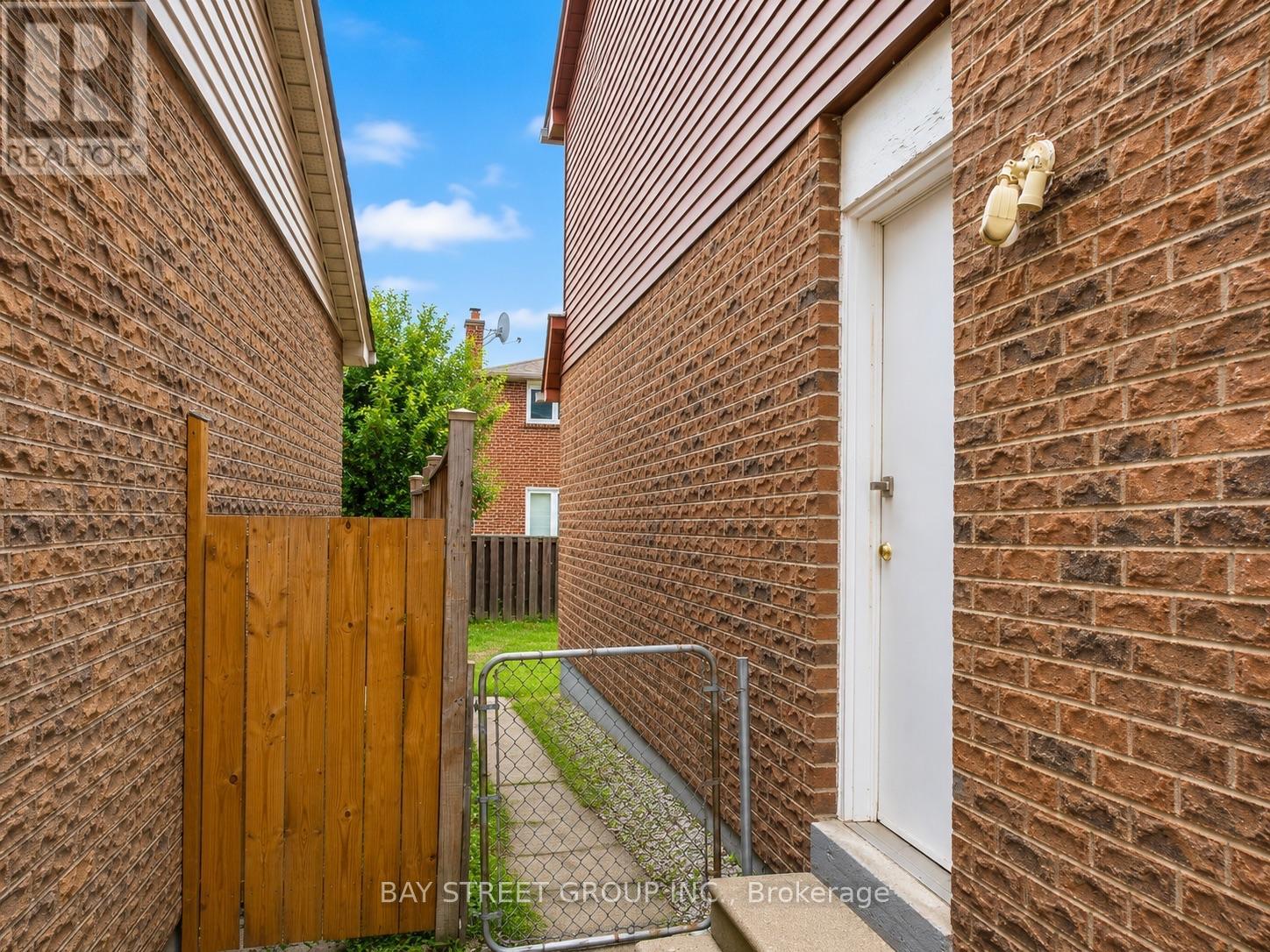 82 RADWELL CRESCENT - 31