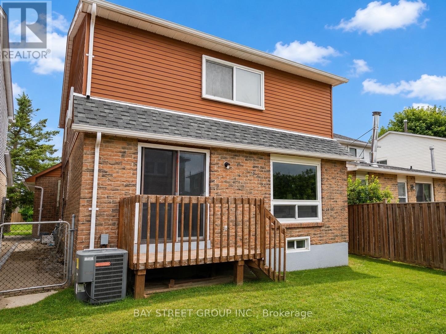 82 RADWELL CRESCENT - 32