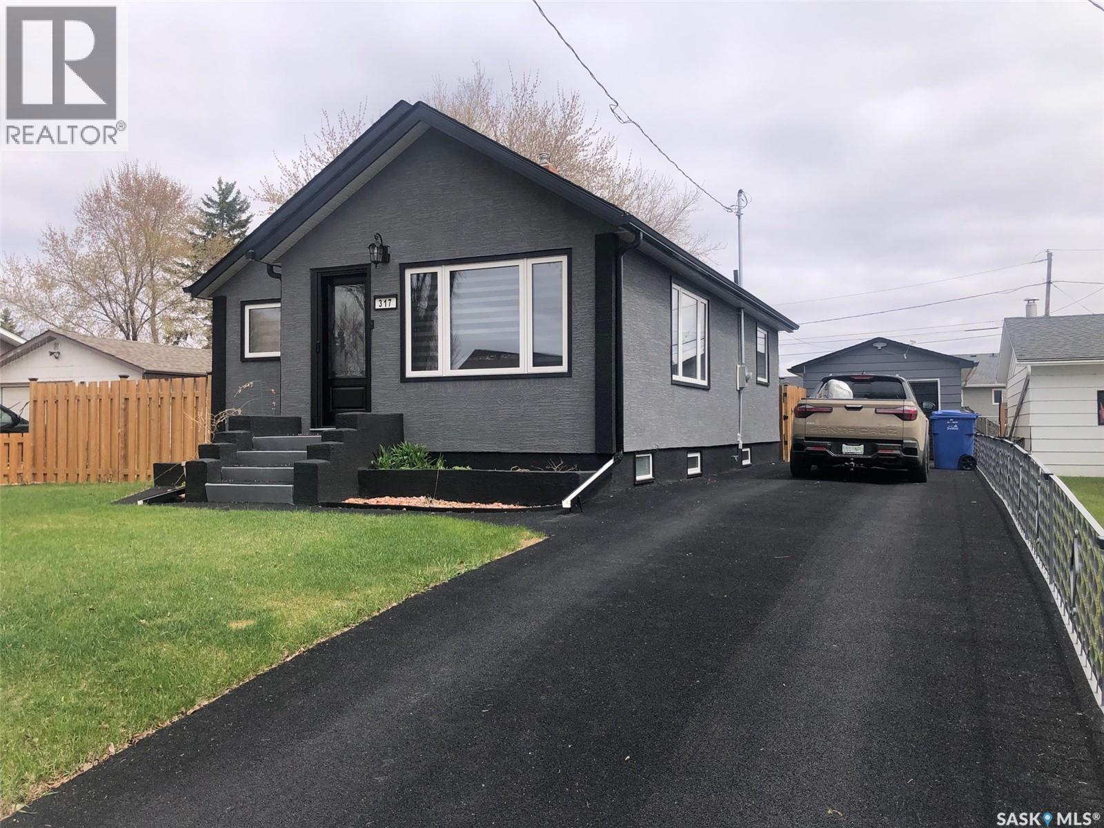 317 Maple AVENUE, Yorkton — photo 2