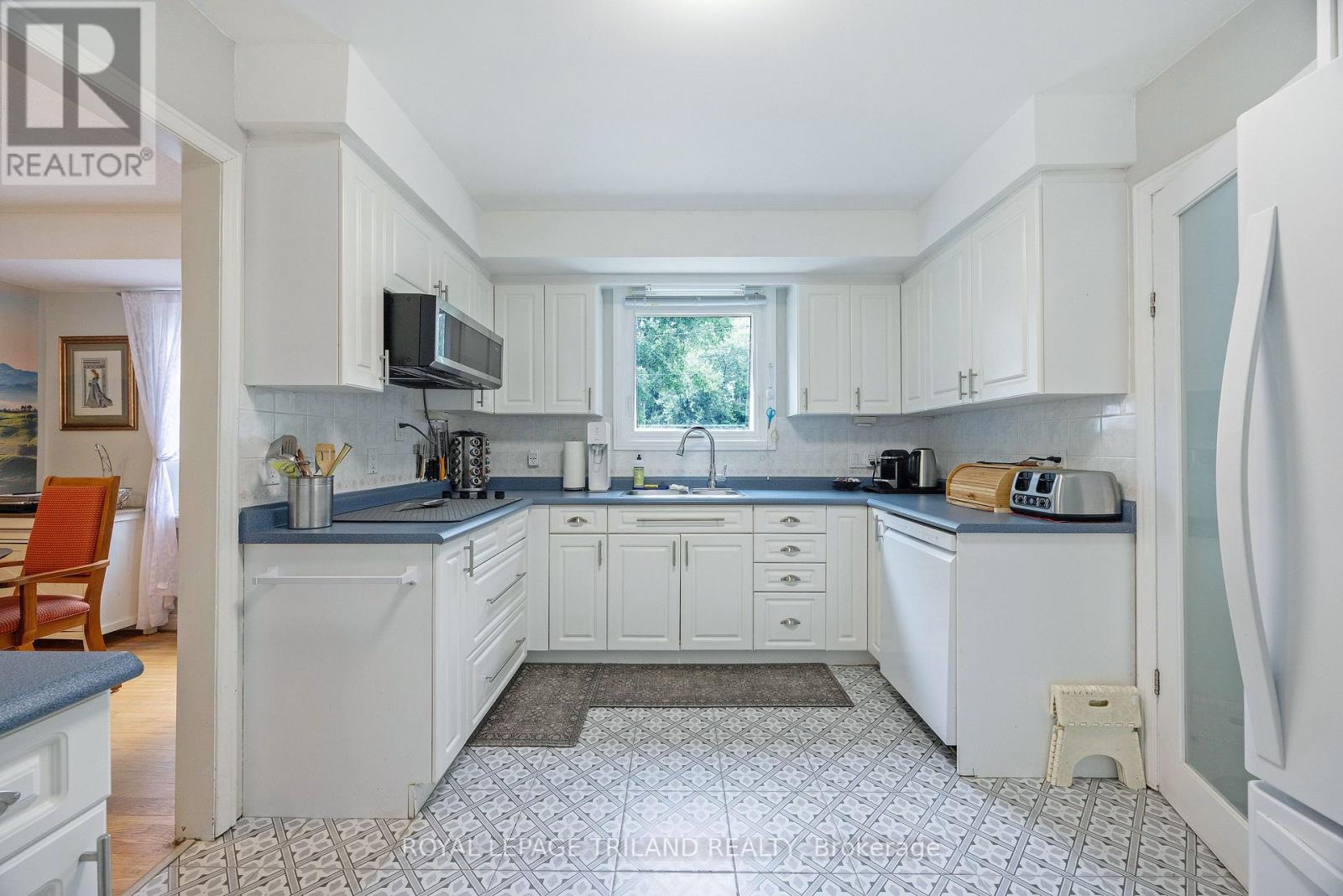 15 CONFEDERATION DRIVE - 10