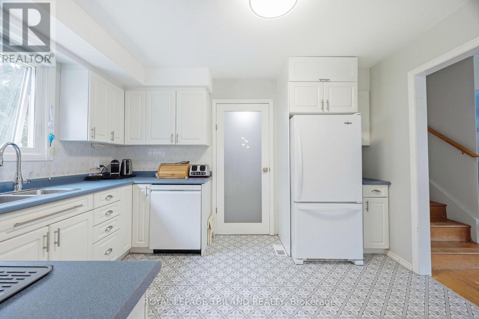 15 CONFEDERATION DRIVE - 11