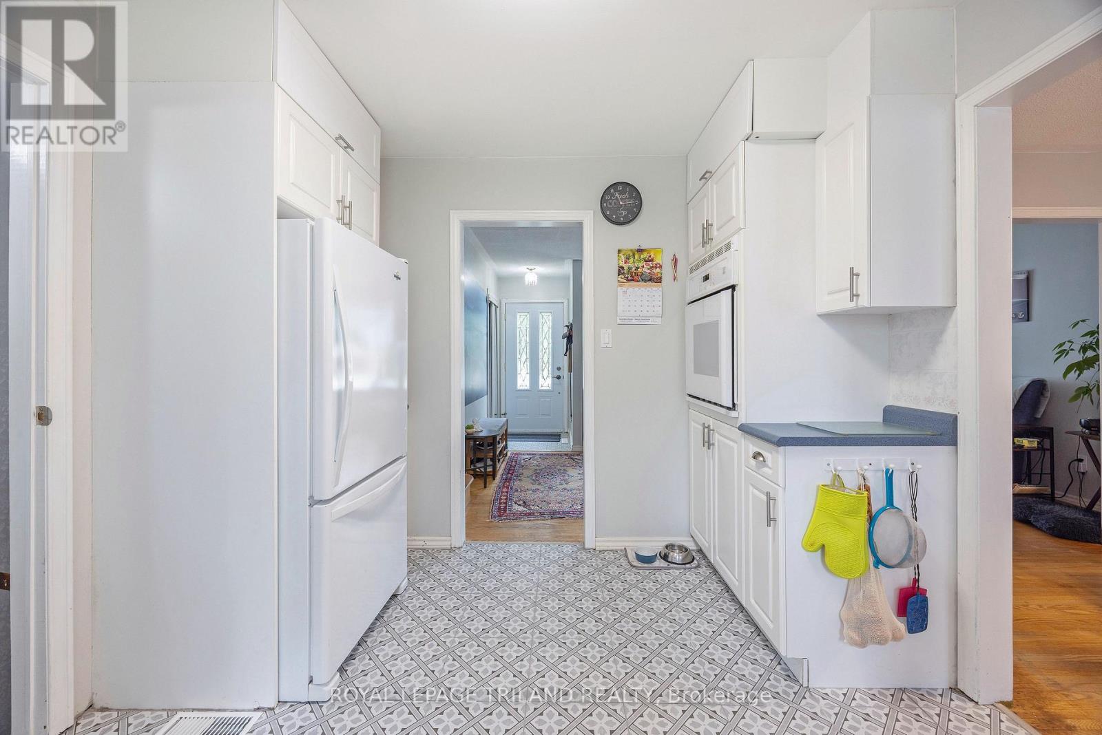 15 CONFEDERATION DRIVE - 12