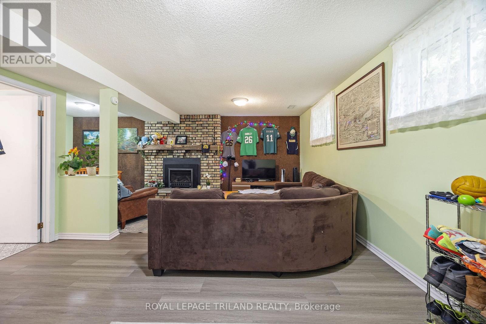 15 CONFEDERATION DRIVE - 19
