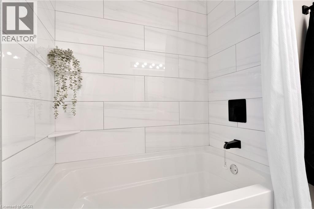 28 MACPHERSON Crescent - 31